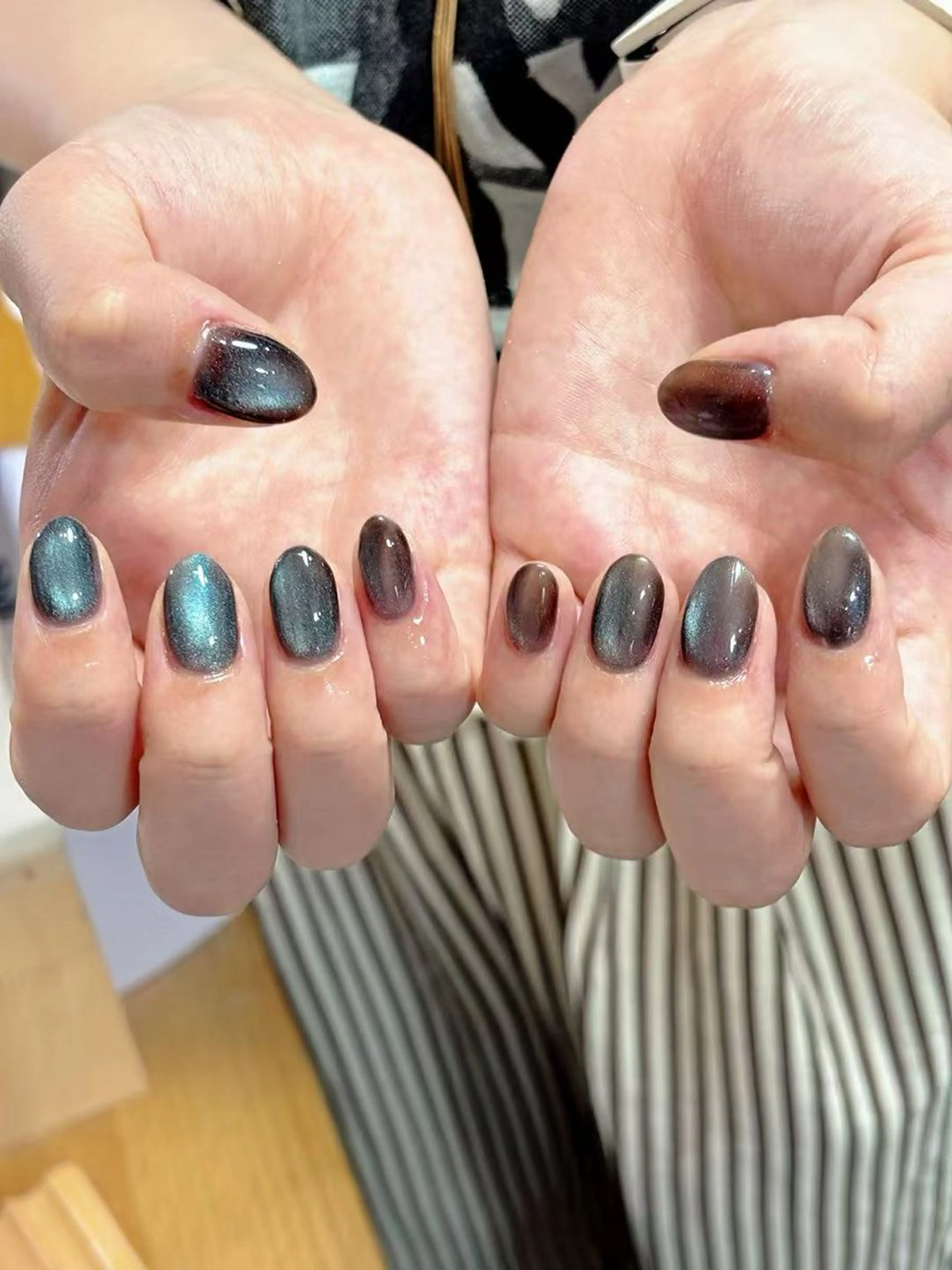 ネイル キラキラネイル 水色 マグネットネイル シルバー ハンドネイル ハンドケア 🎀NAIL🎀 AI🪄︎︎◝✩のネイルデザイン