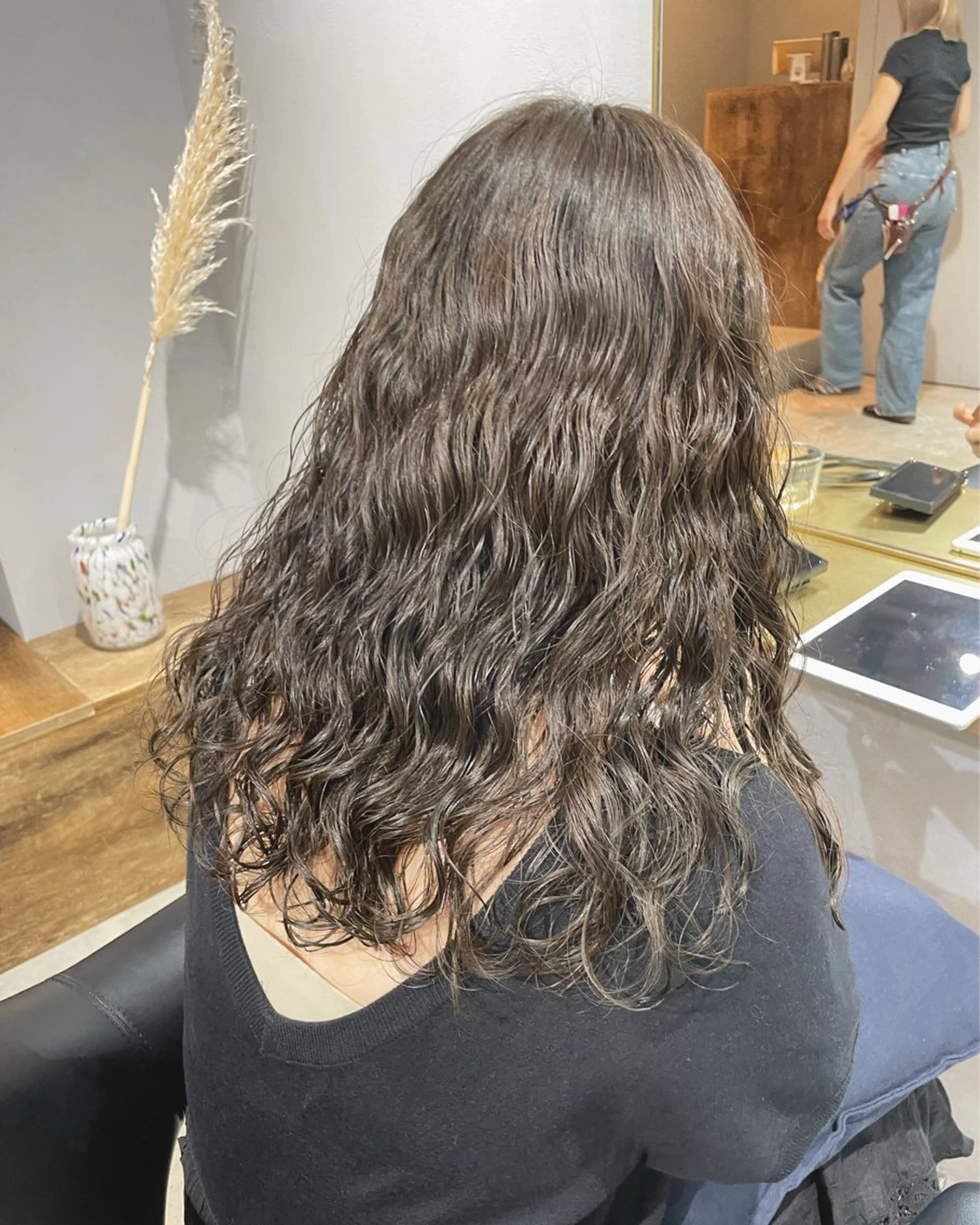 ロング カラー パーマ ベージュカラー ブリーチ オリーブベージュ 髪質改善 ロング カット ヘアカラー パーマ トリートメント 【arc】Ruri コテ巻き風パーマのヘアスタイル