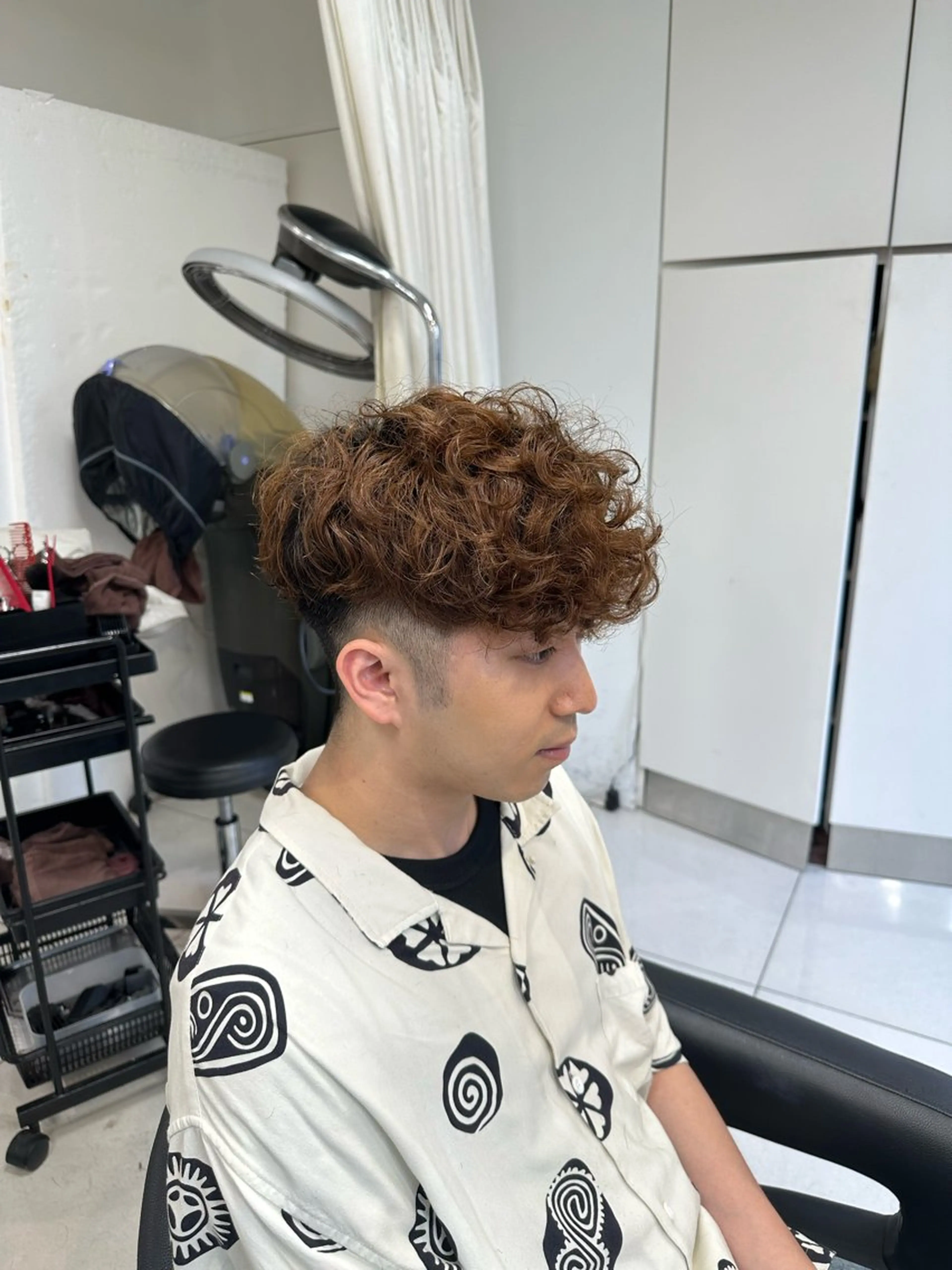 ショート カラー パーマ メンズ スペインカール ブラウンカラー 外国人風カラー カット ヘアカラー パーマ トリートメント フェザーパーマ職人 🪶ryosukeのヘアスタイル