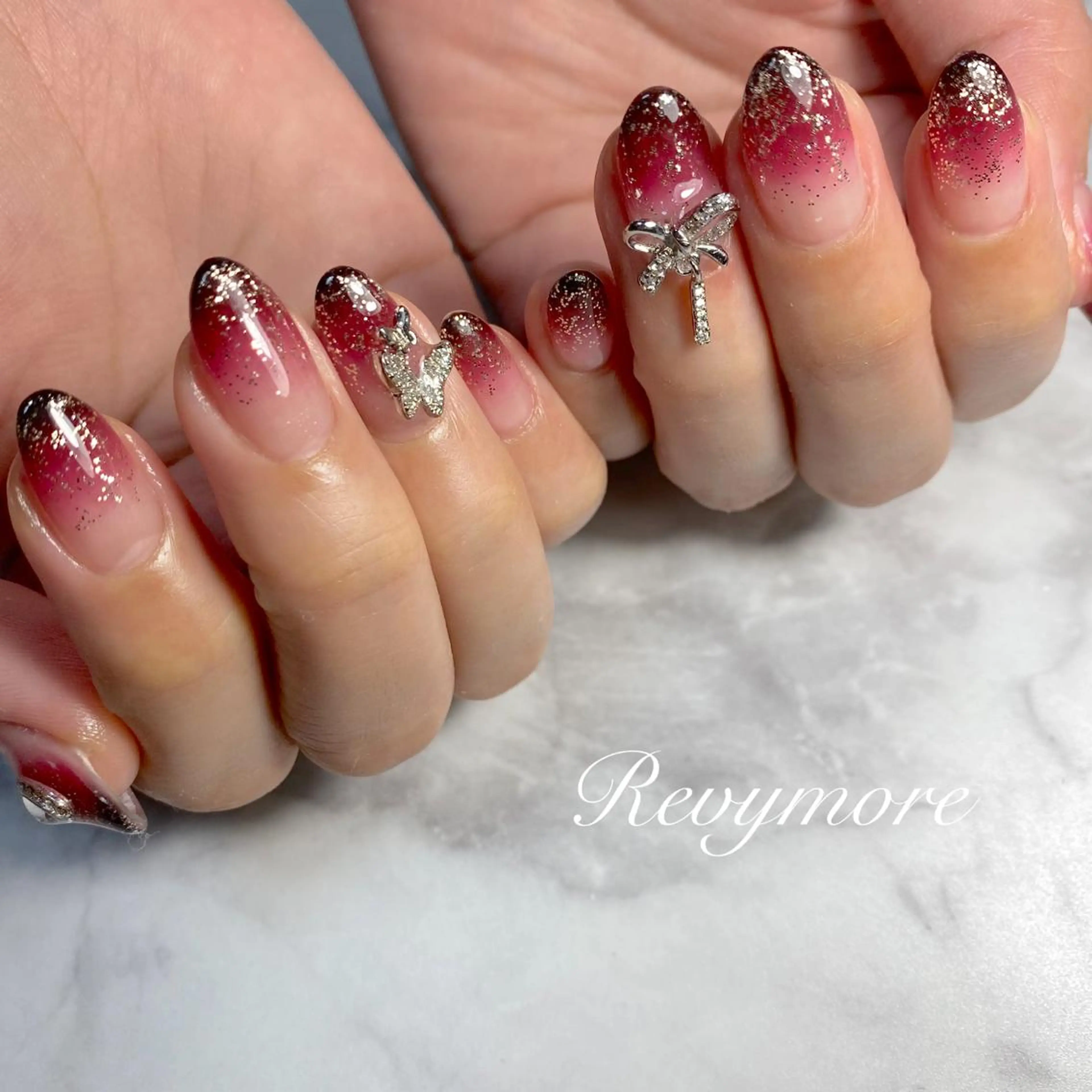 ミディアム ネイル 韓国風ヘア ジェルネイル キラキラネイル 韓国ネイル ニュアンスネイル nail salon Revymore所属・nail salon Revymoreのネイルデザイン