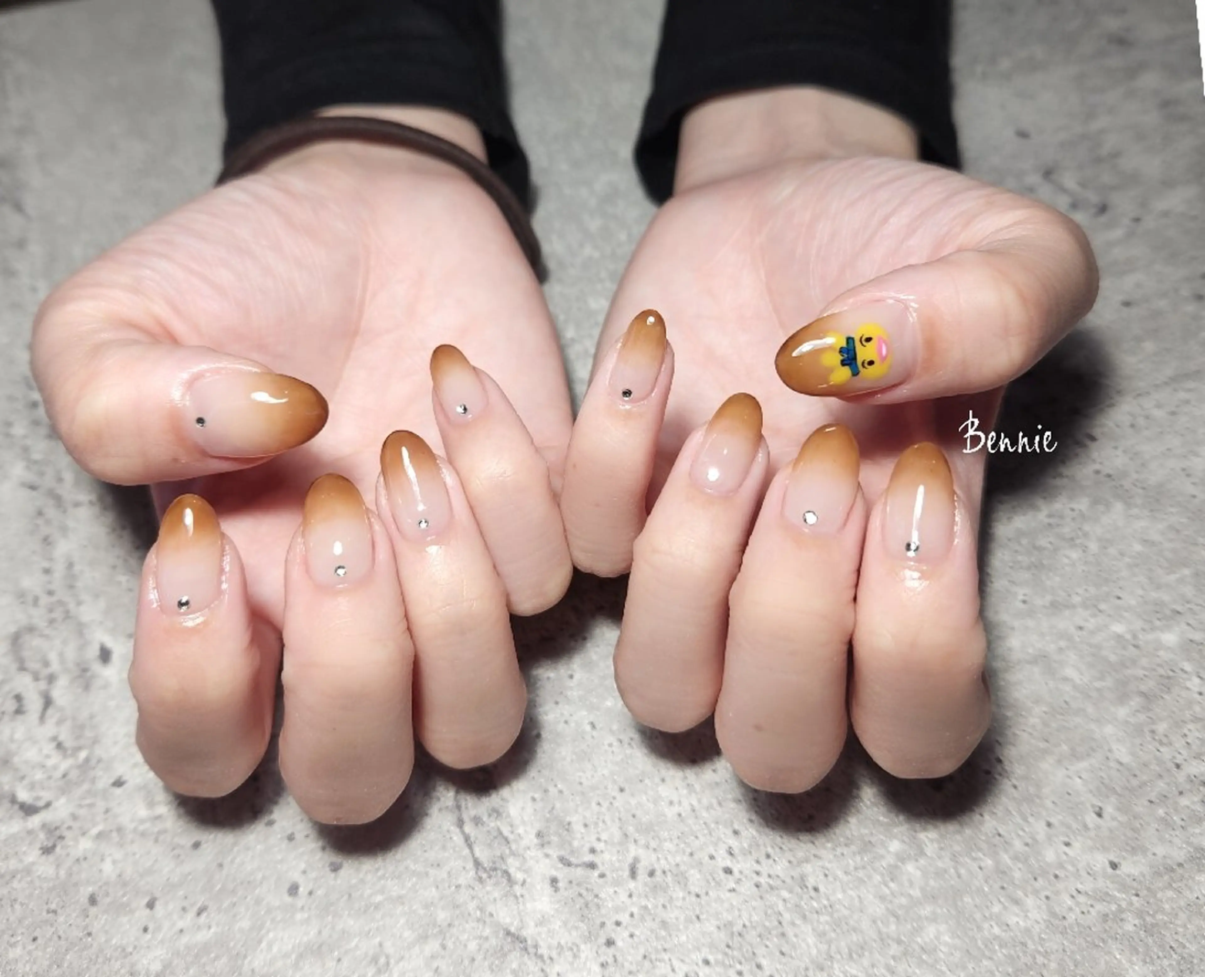 ネイル ブラウン グラデーション オフィスネイル シンプルネイル ストーンネイル ハンドネイル   BENNIEのネイルデザイン