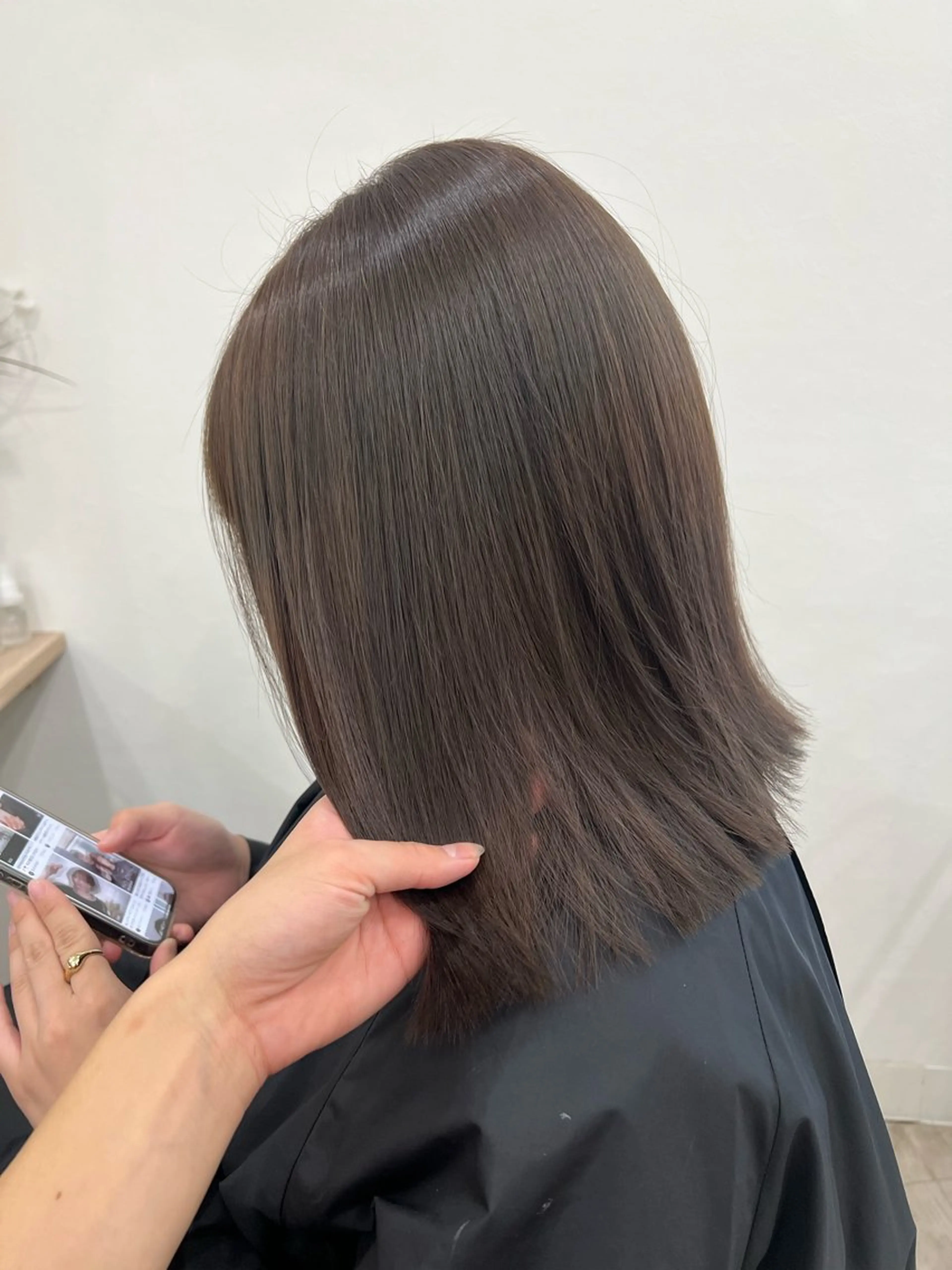 ミディアム カラー グレージュ TOKI mahoのヘアスタイル