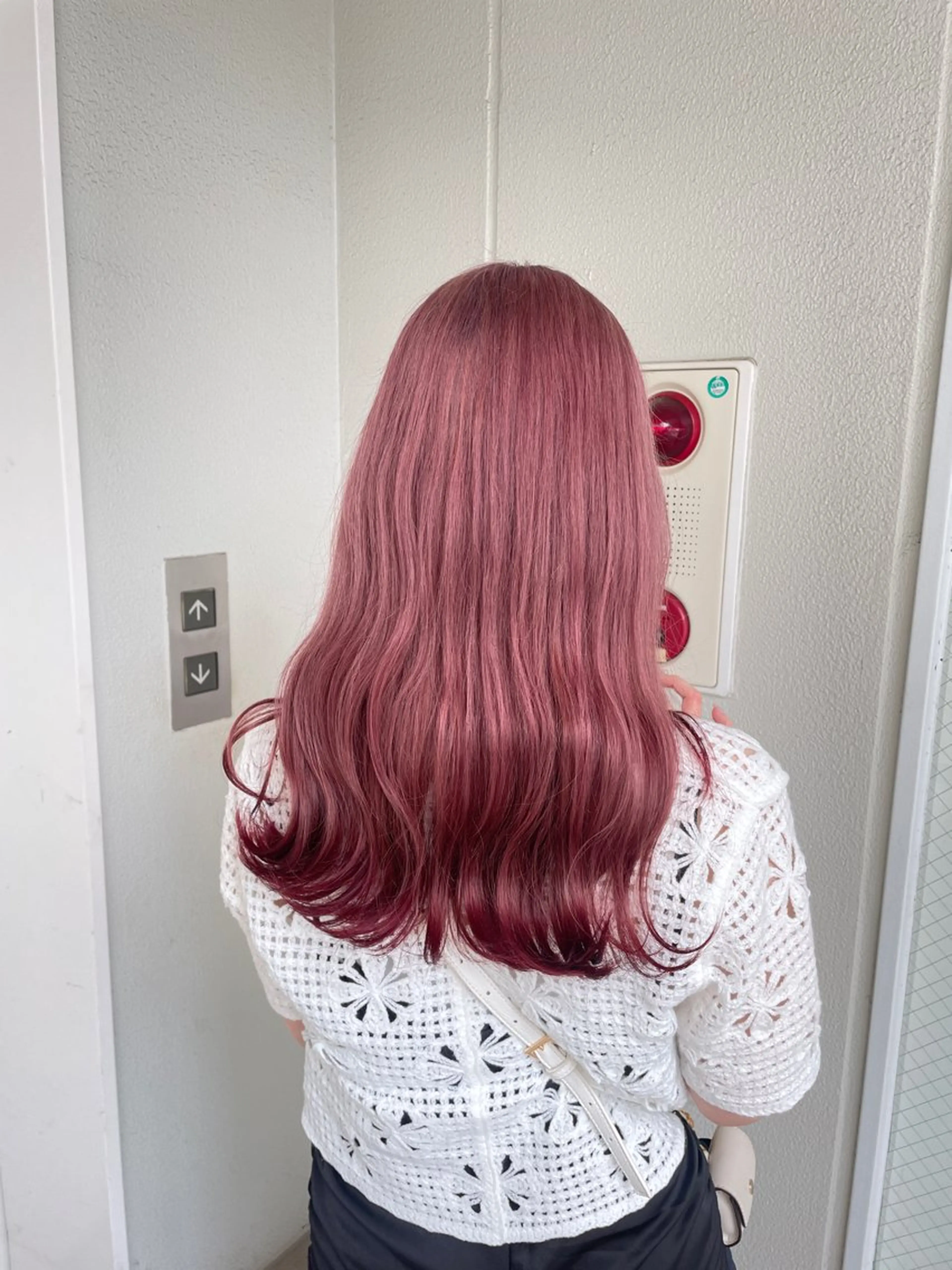 ロング カラー ヘアアレンジ アッシュ ピンクカラー ピンクアッシュ レッドカラー ヘアカラー トリートメント ヘッドスパ ヘアセット 艶髪✨寒色カラー✨ 翁長孝輔のヘアスタイル