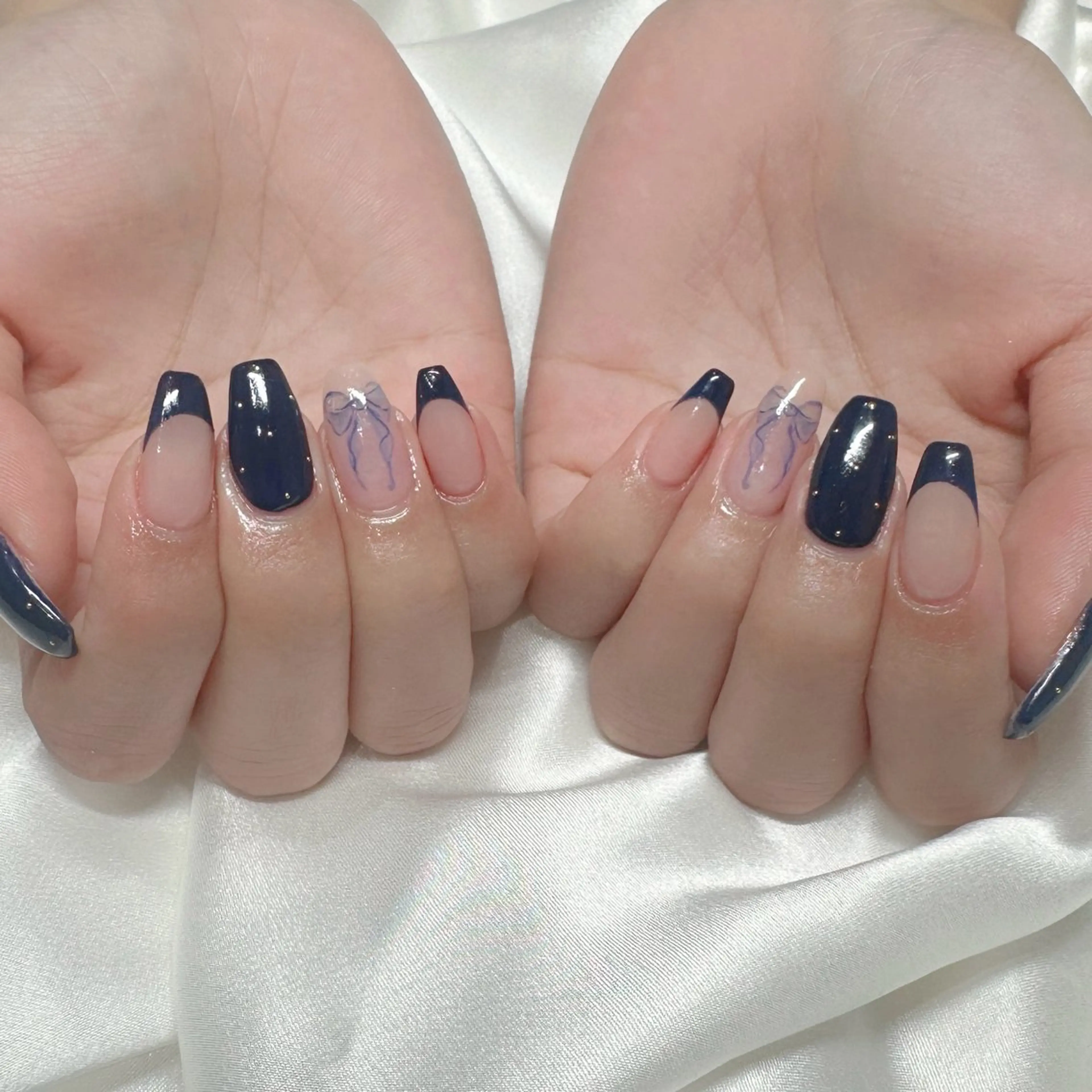 ネイル ドット フレンチネイル 韓国ネイル ネイビー リボン ハンドネイル L'oeillet所属・L'oeillet HIBIKIのネイルデザイン