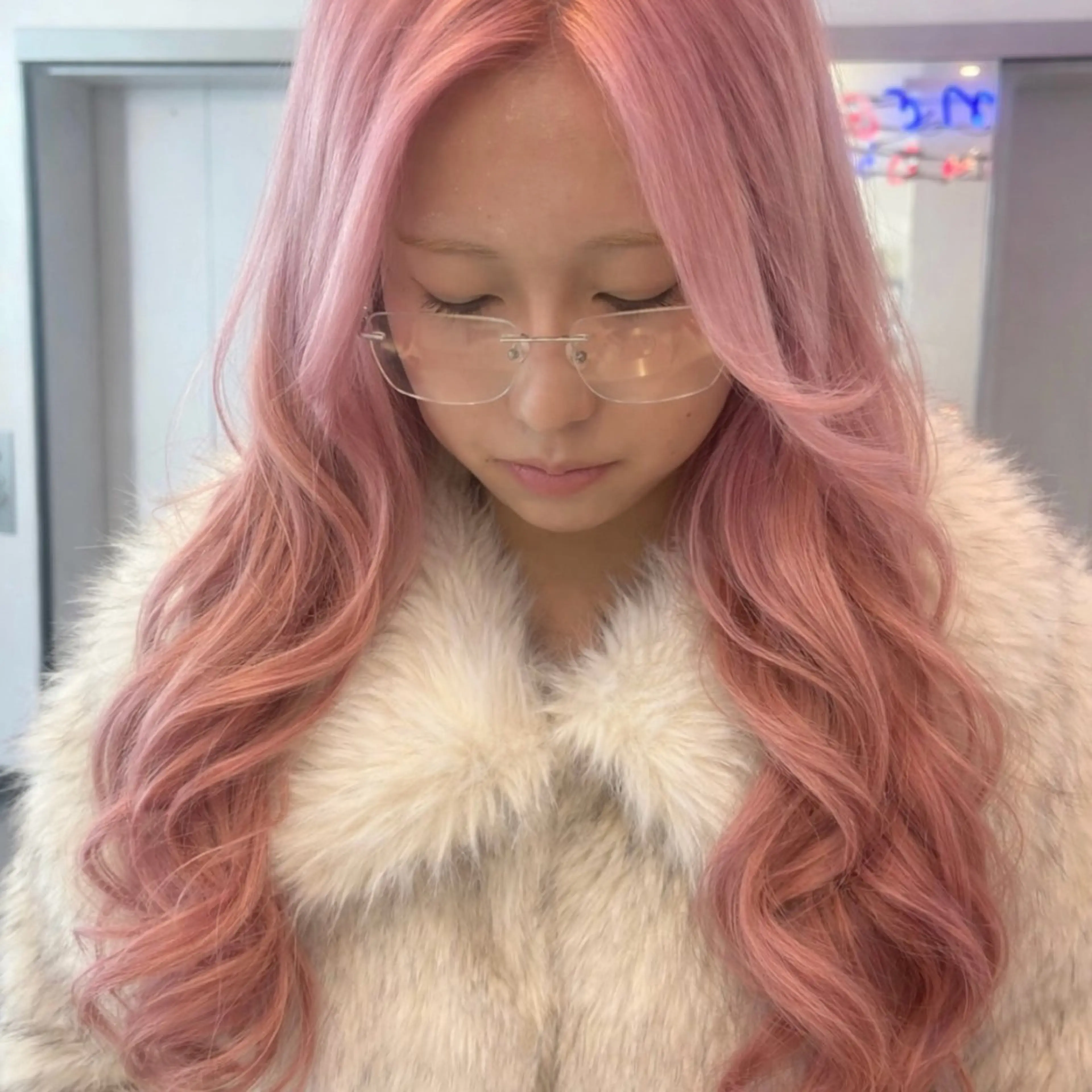 セミロング カラー ヘアアレンジ ピンクカラー ヘアカラー トリートメント 🎨ハイトーン/ 切りっぱなし みつきのヘアスタイル