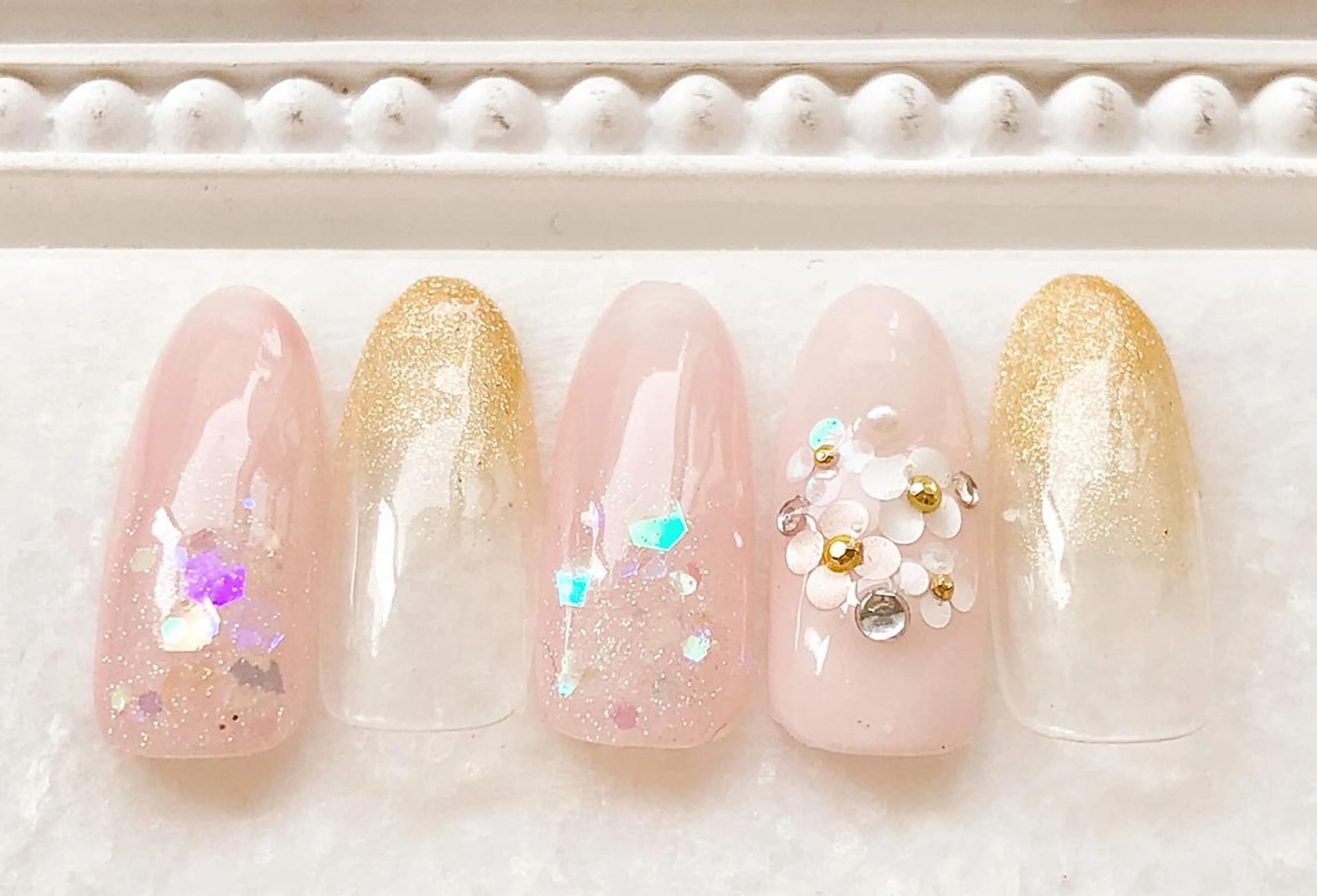 ネイル ホログラムネイル ピンク ピンクベージュ 春ネイル ハンドネイル Satomi  のネイルデザイン