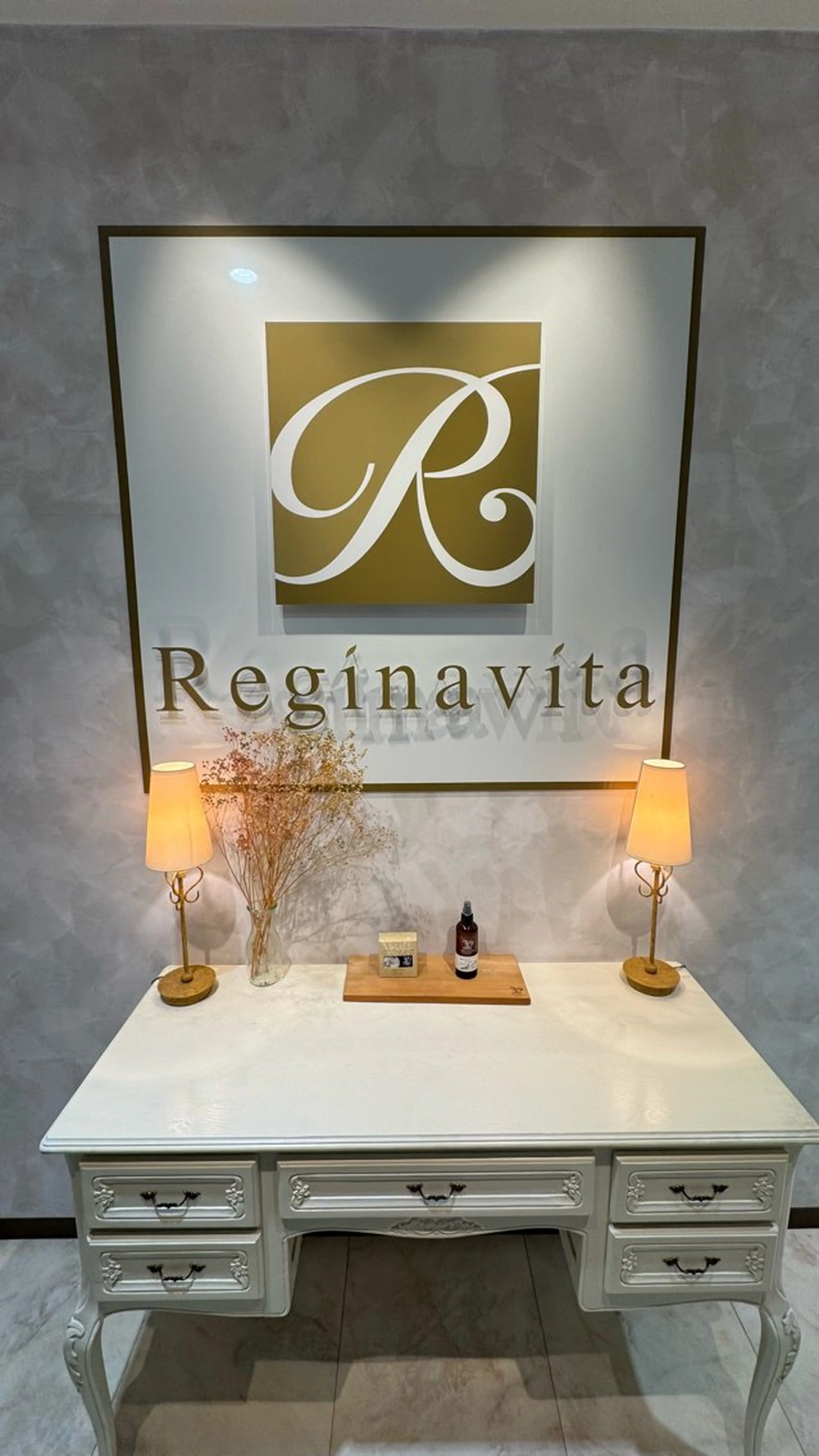 ロング レジナヴィータ栄所属・縮毛矯正の イソベのヘアスタイル