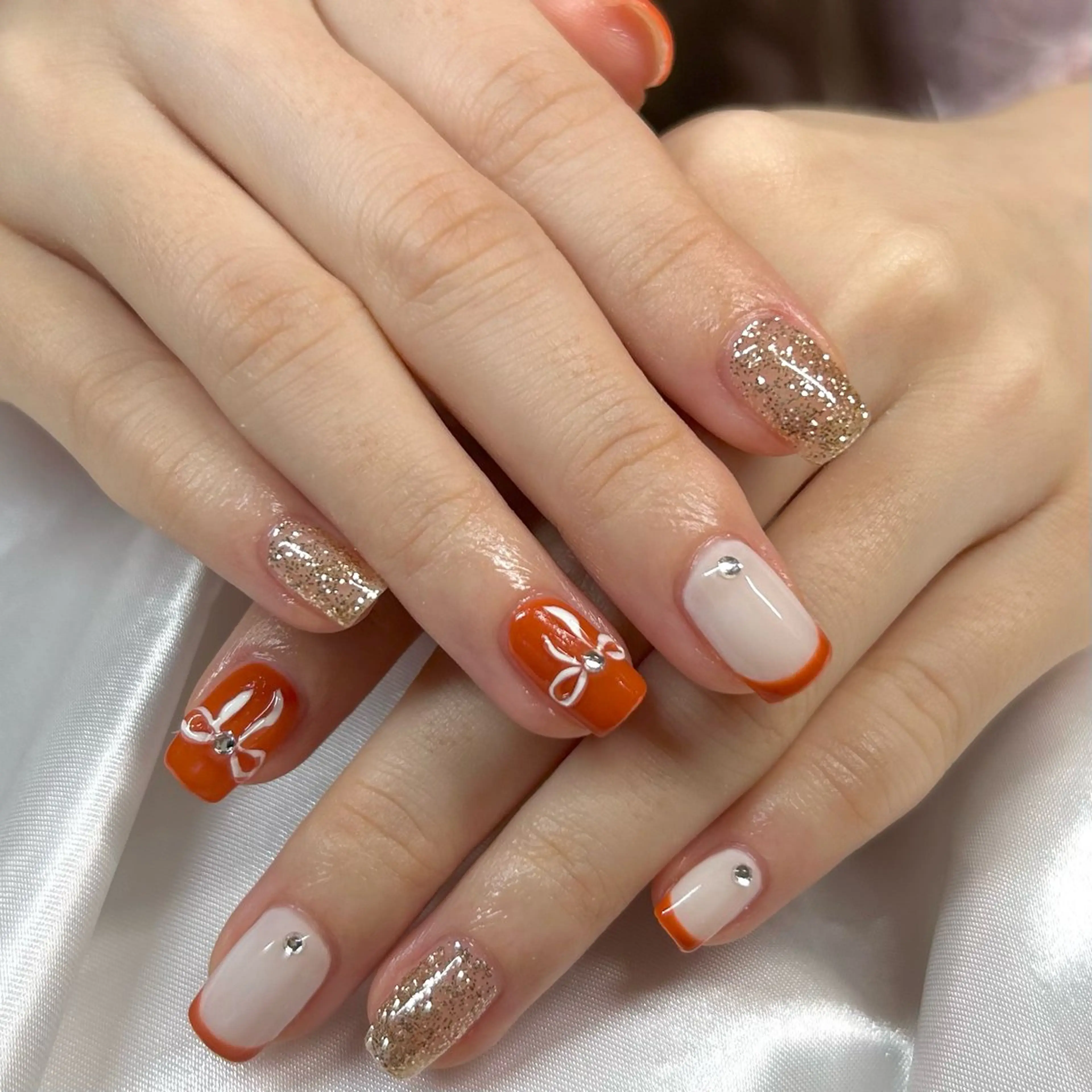 ネイル フレンチネイル キラキラネイル オレンジ リボン shine'an fuka🌿🫧のネイルデザイン