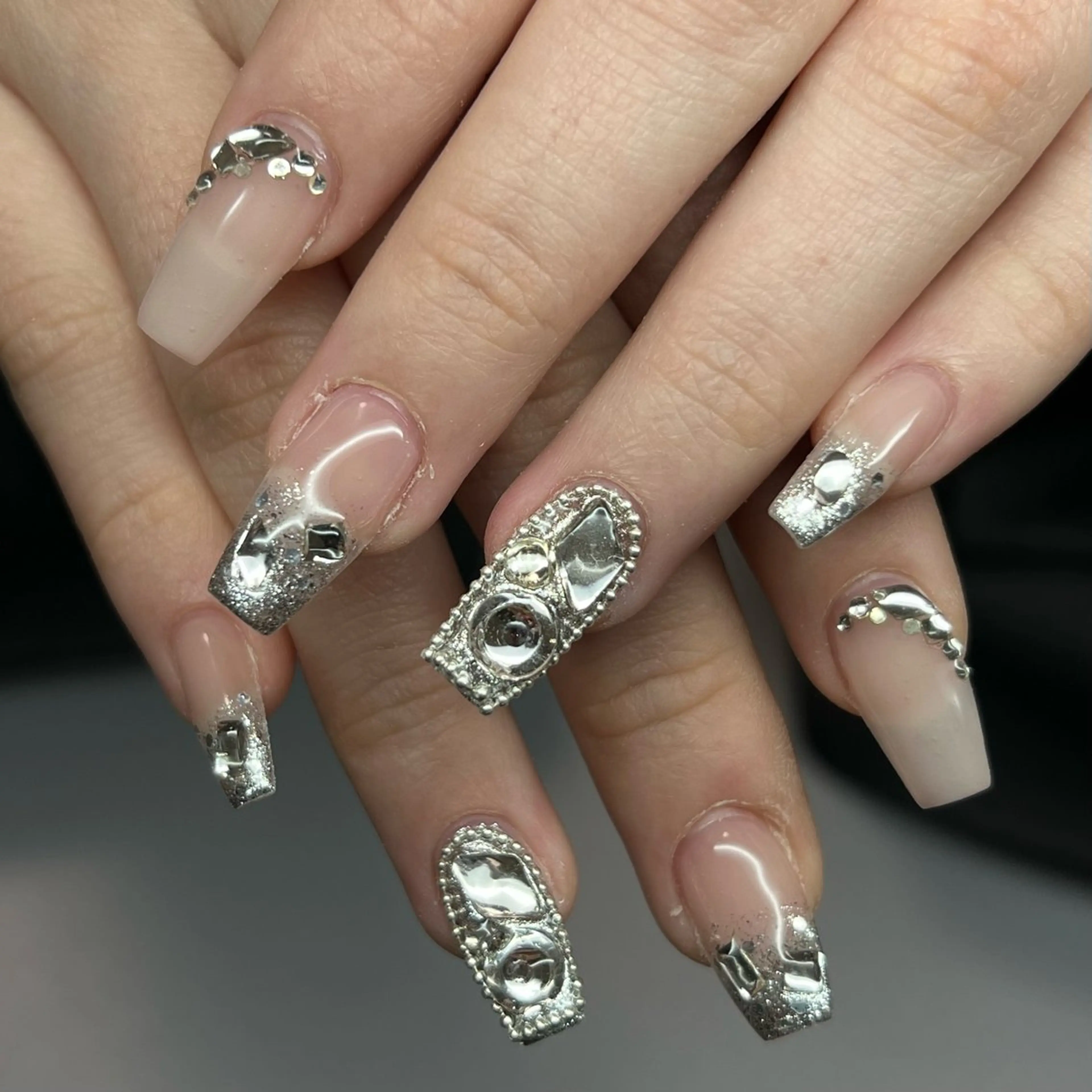 ネイル ワンホンネイル ⁸ᵃᵖᵖʸ🐝⋆゜ MöEのネイルデザイン