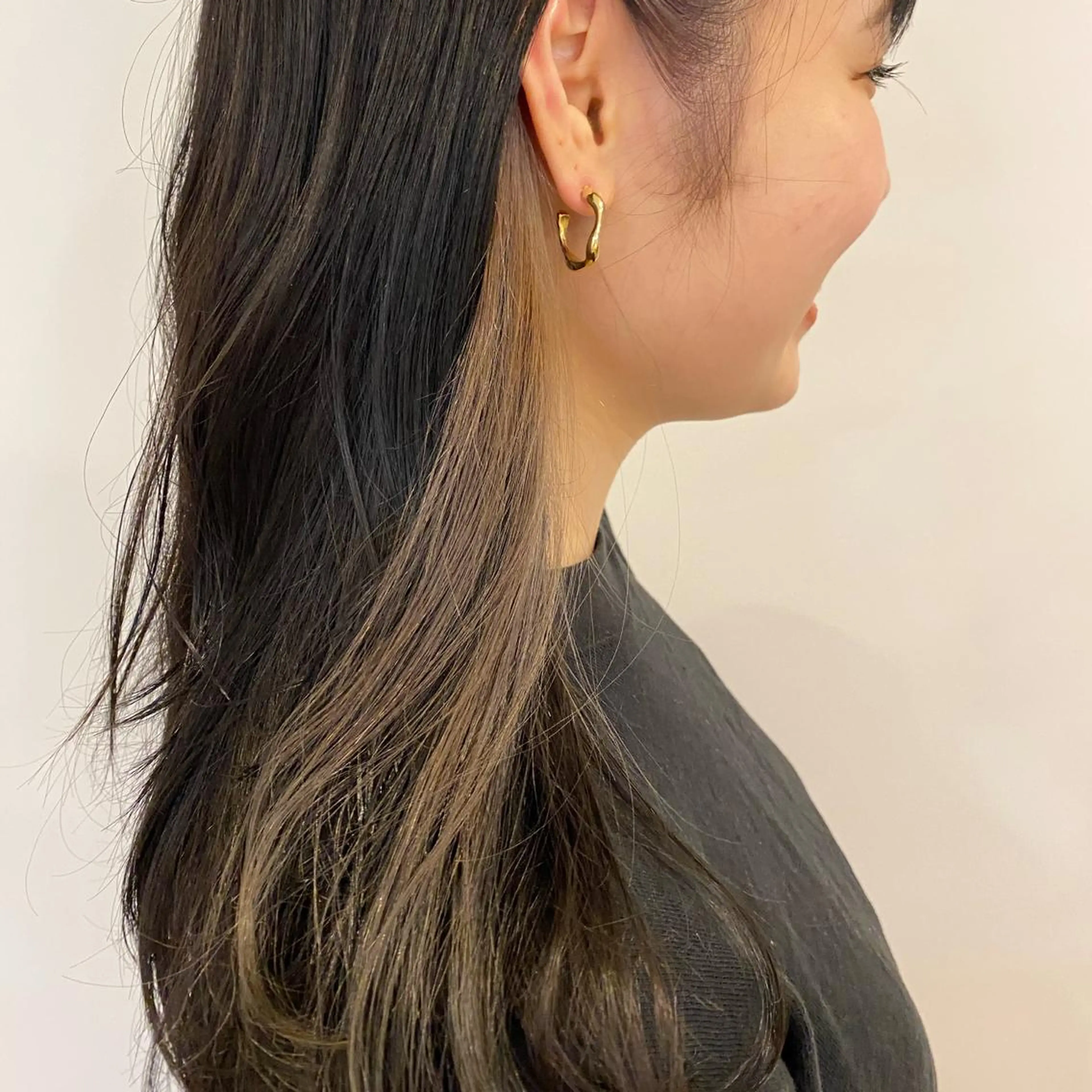 【さりげなく魅せる🌬】イヤリングカラー / 耳周りブリーチ + 全体カラーの写真