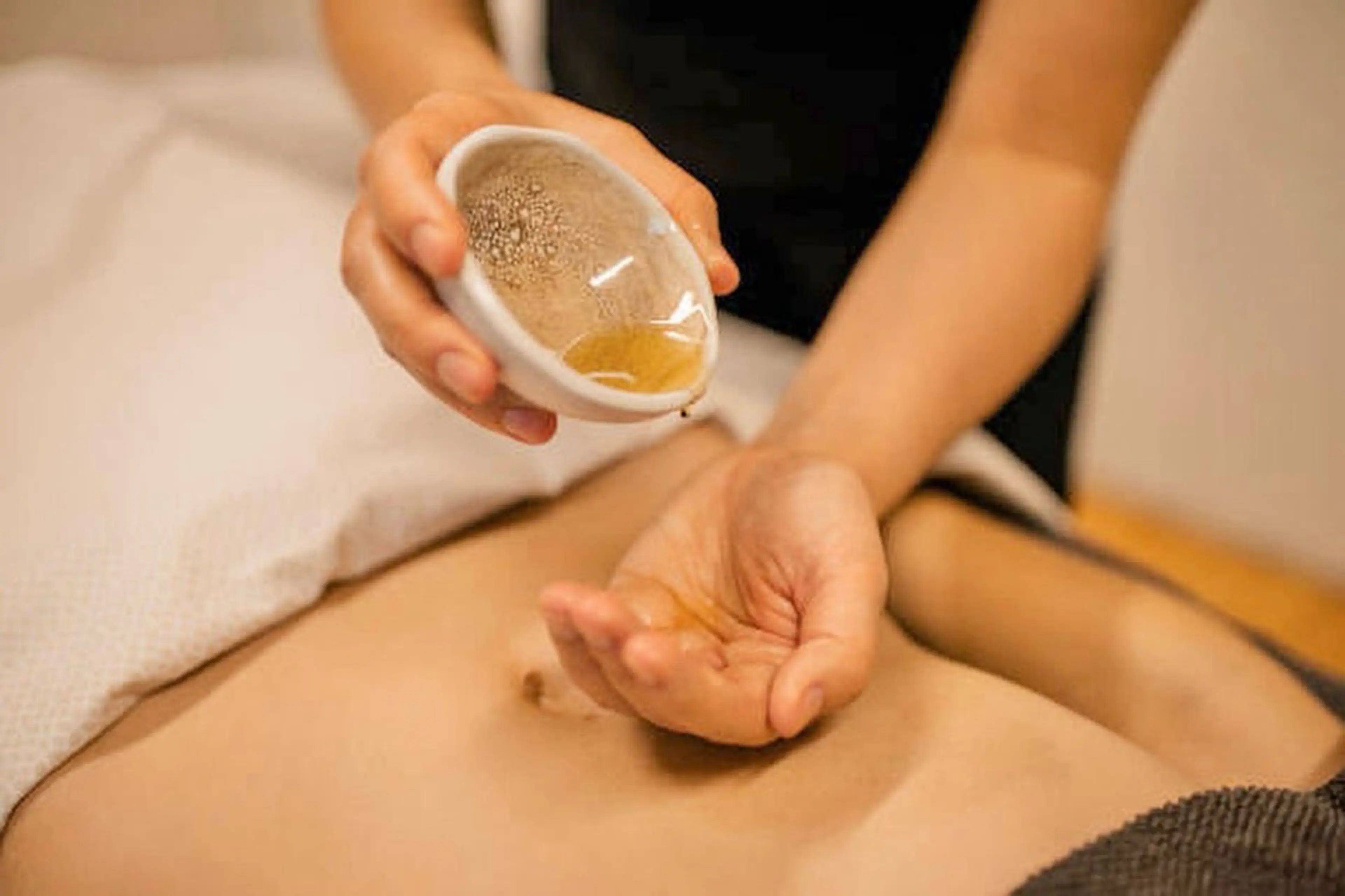 腸活★免疫力UP↑肌荒れにも⚪︎アーユルベータオイルマッサージ★40分（えらべる上半身or下半身中心ケア）の写真