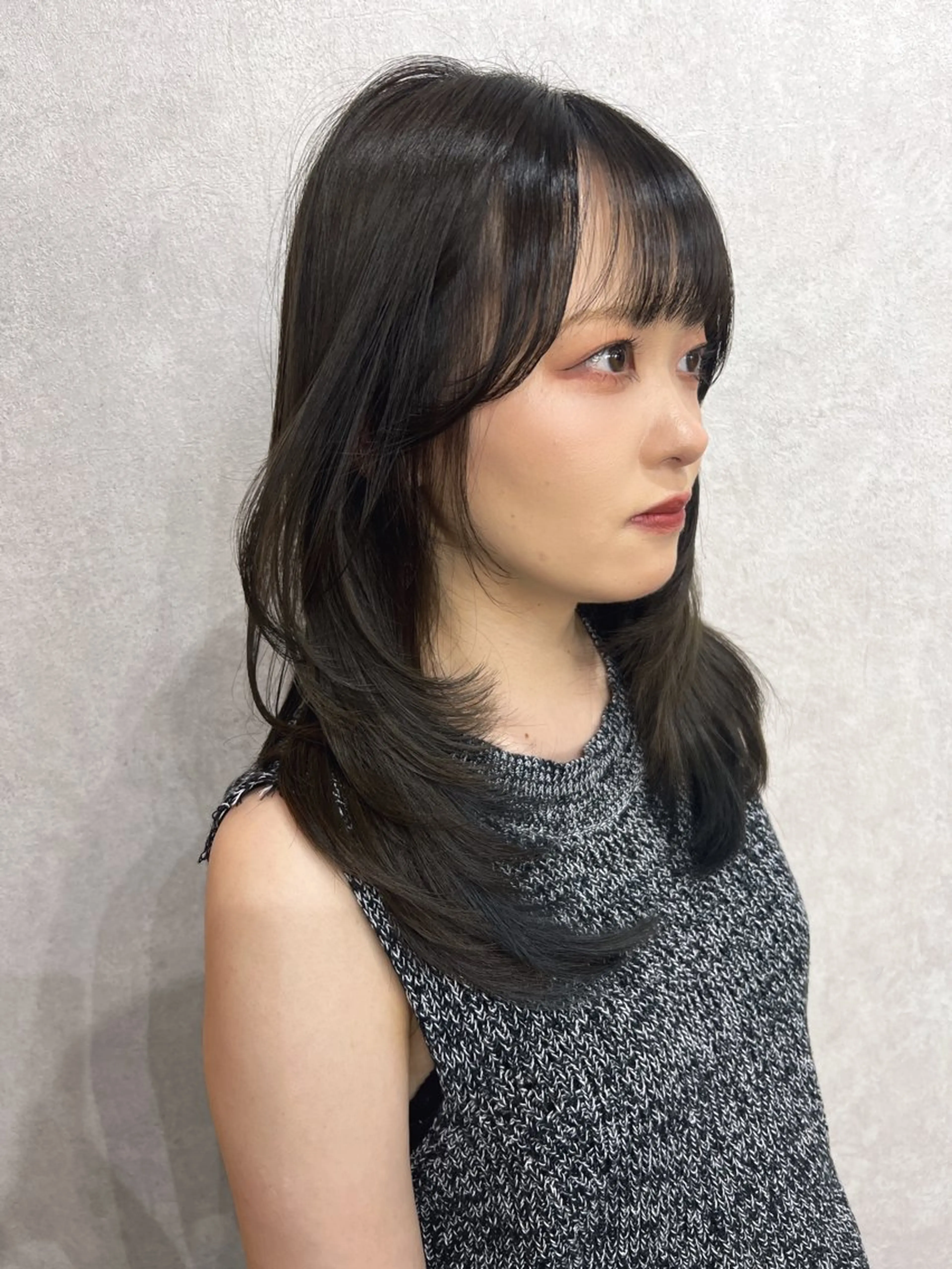 セミロング カット ヘアカラー トリートメント maya レイヤーカットのヘアスタイル