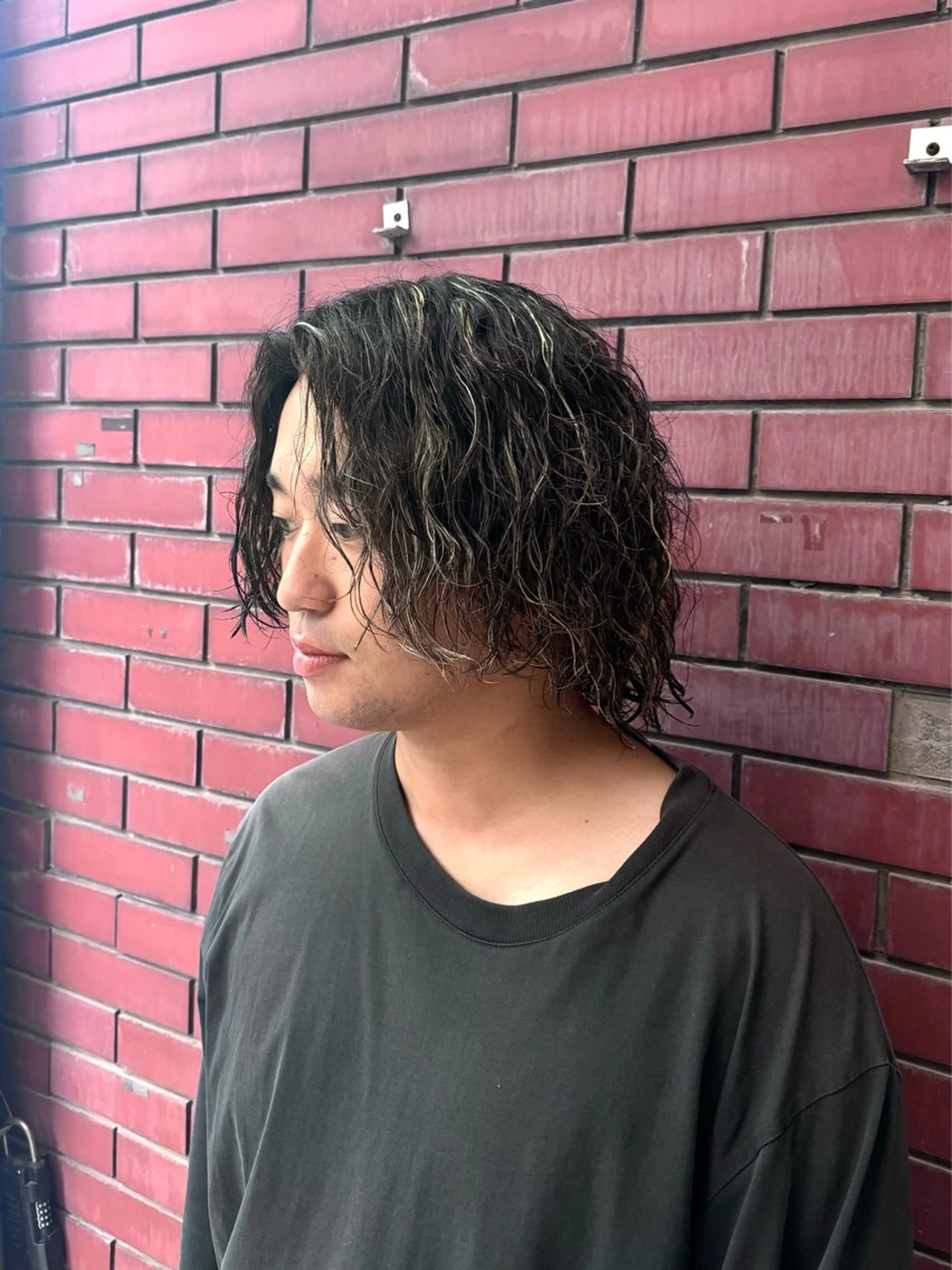 ミディアム パーマ メンズ ミディアムパーマ メンズパーマ 波巻きパーマ メンズウルフカット ウルフカット カット パーマ 柏メンズカットパーマ NO.1タイチのヘアスタイル