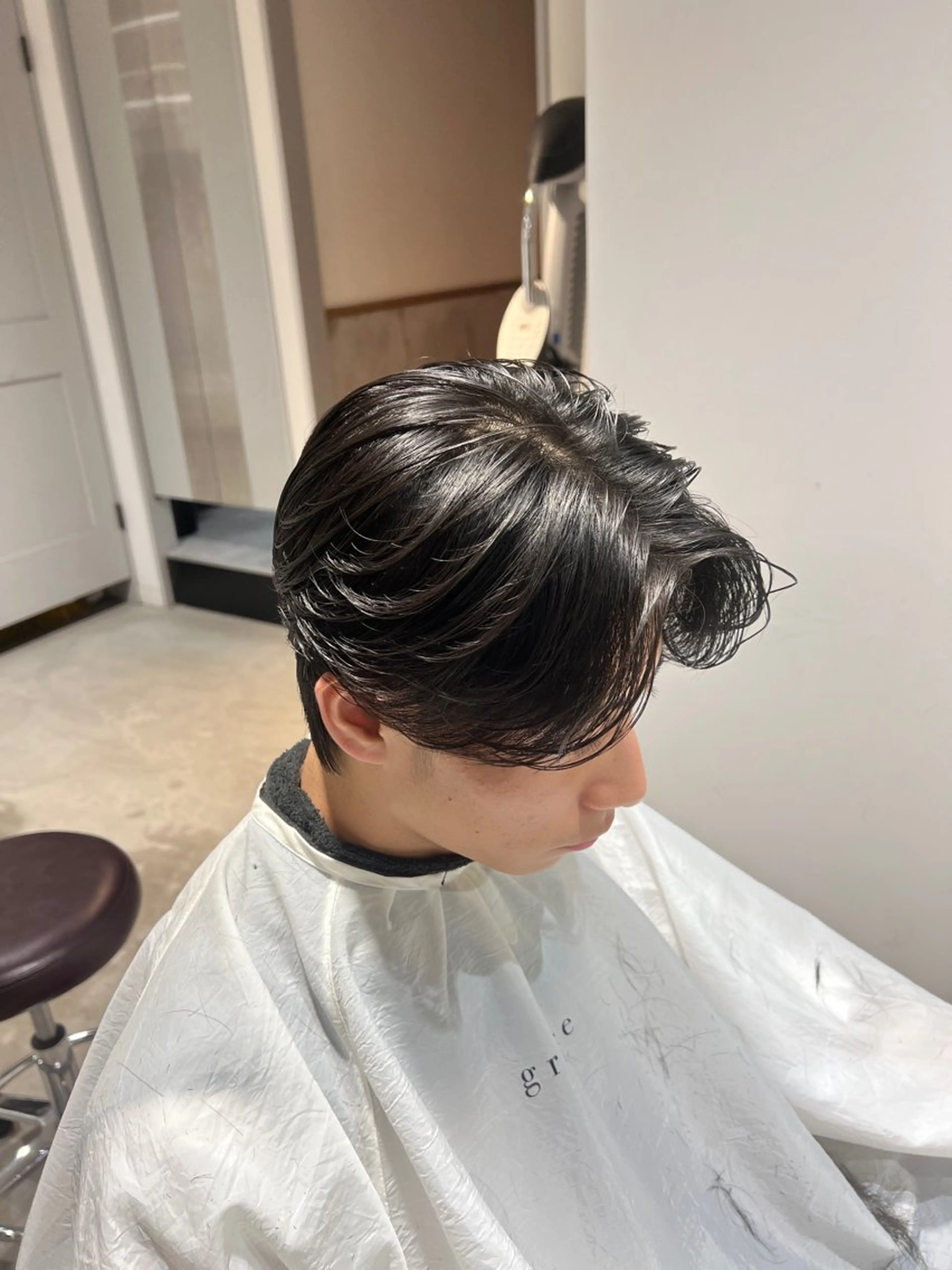 ミディアム パーマ メンズ ミディアムパーマ センターパート メンズ韓国風 メンズパーマ 韓国風ヘア メンズカットパーマ ✂️ JOYAのヘアスタイル