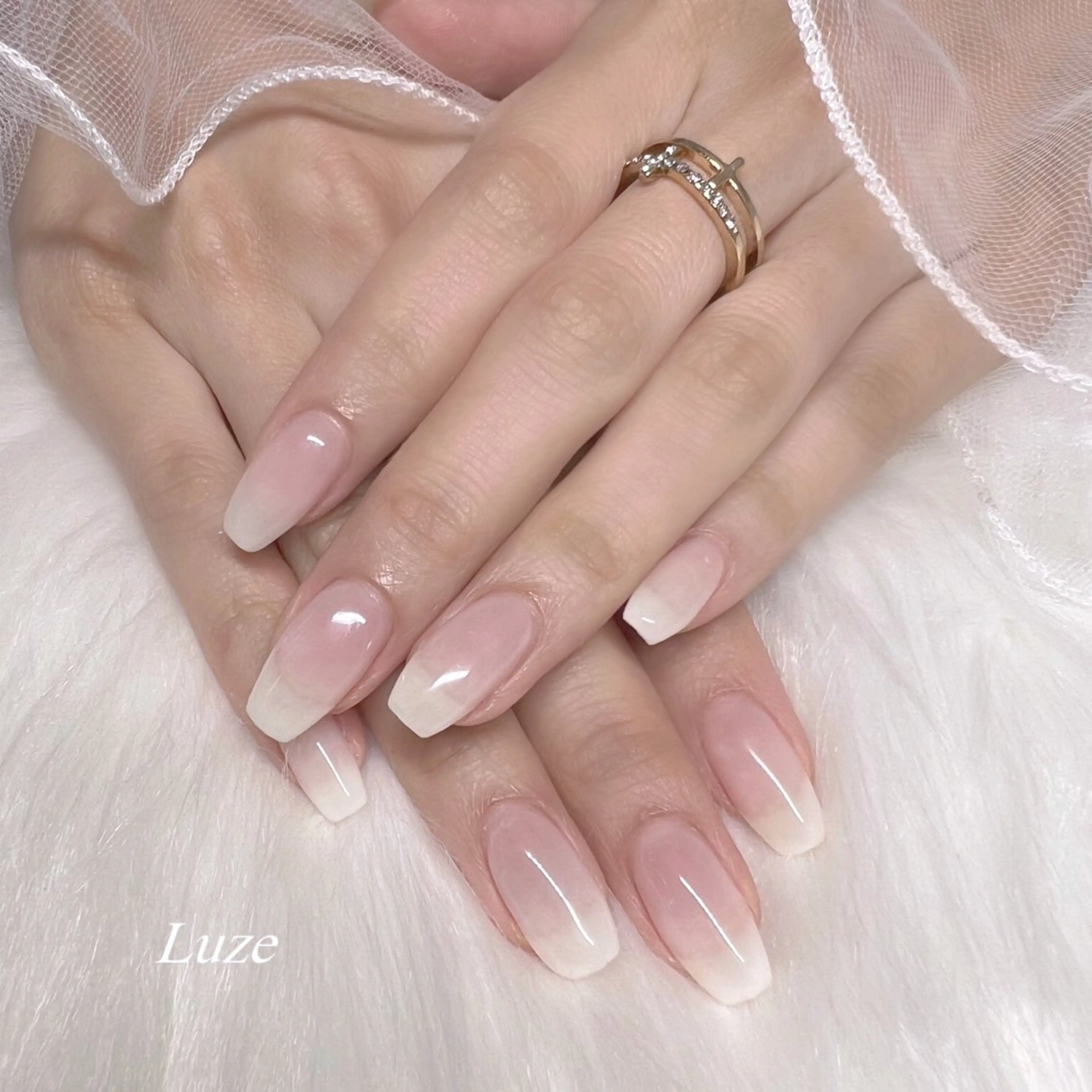 ネイル グラデーション ホワイト Luze Whitening&Nail care所属・Luze 泉 明日花のネイルデザイン