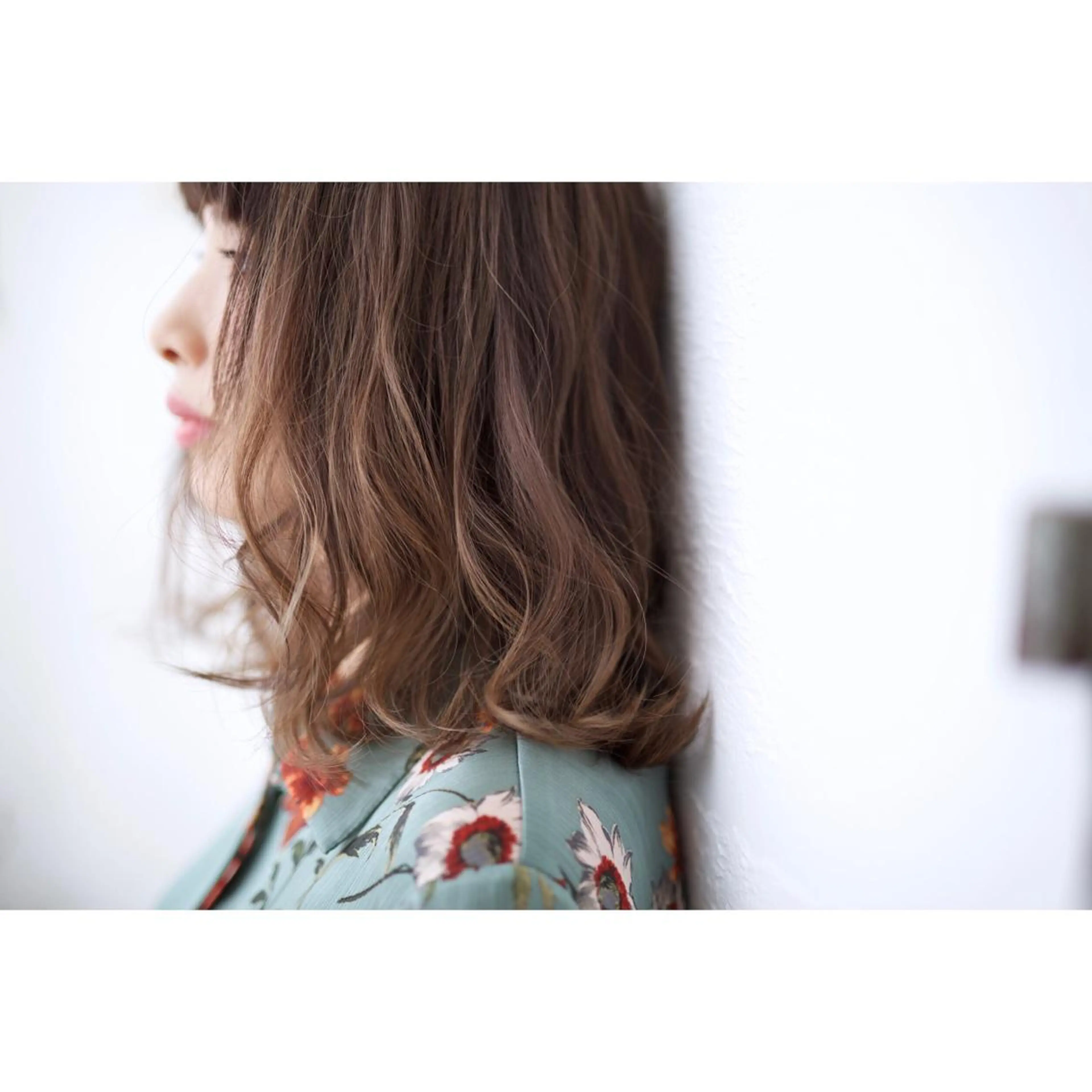 セミロング カラー アッシュ アッシュグレー ハイライトカラー ハイライト カット ヘアカラー fio マナミのヘアスタイル