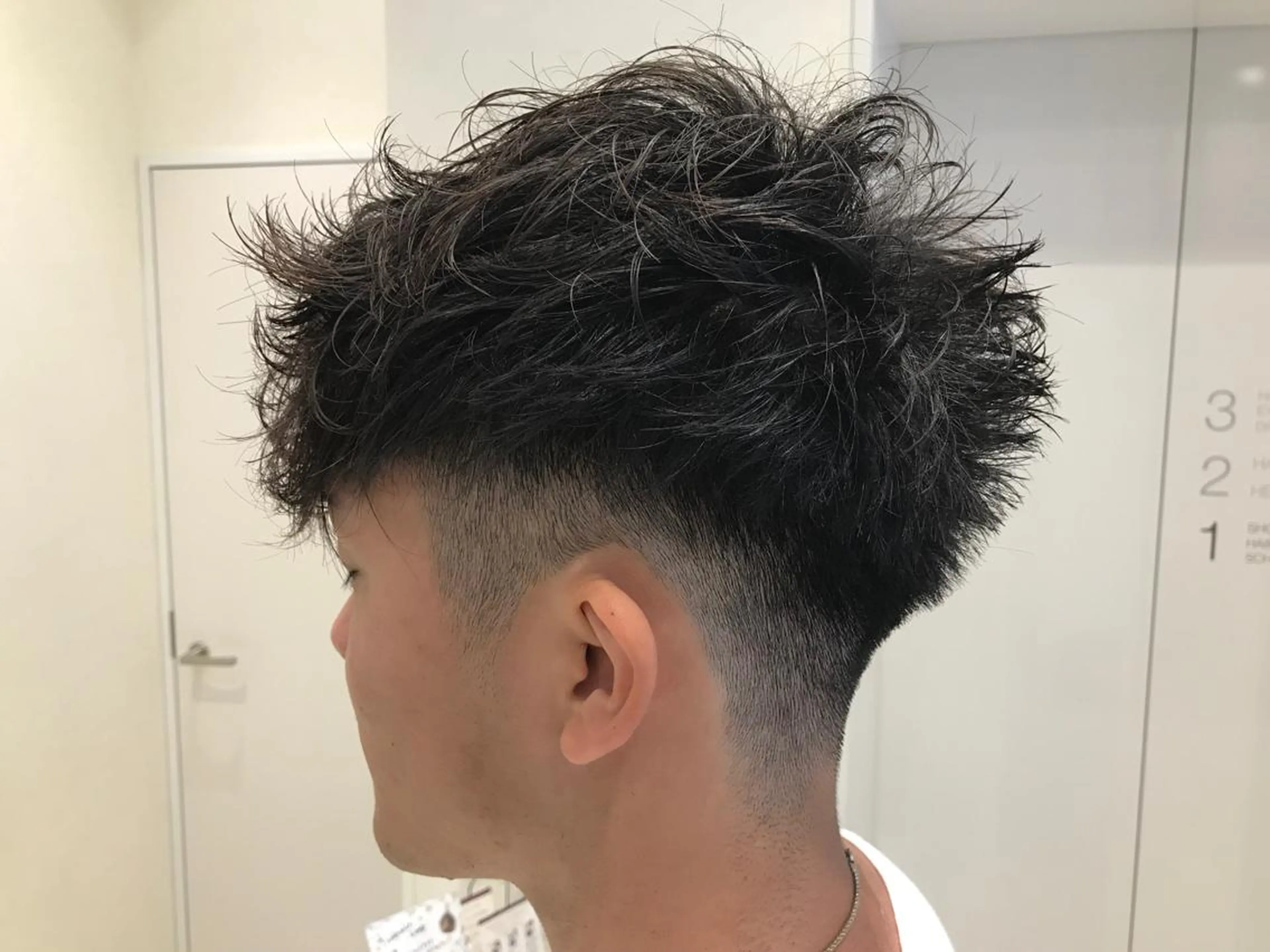 ショート カラー パーマ メンズ フェードカット 刈り上げ 外国人風カラー ショートヘア Vir by browのヘアスタイル