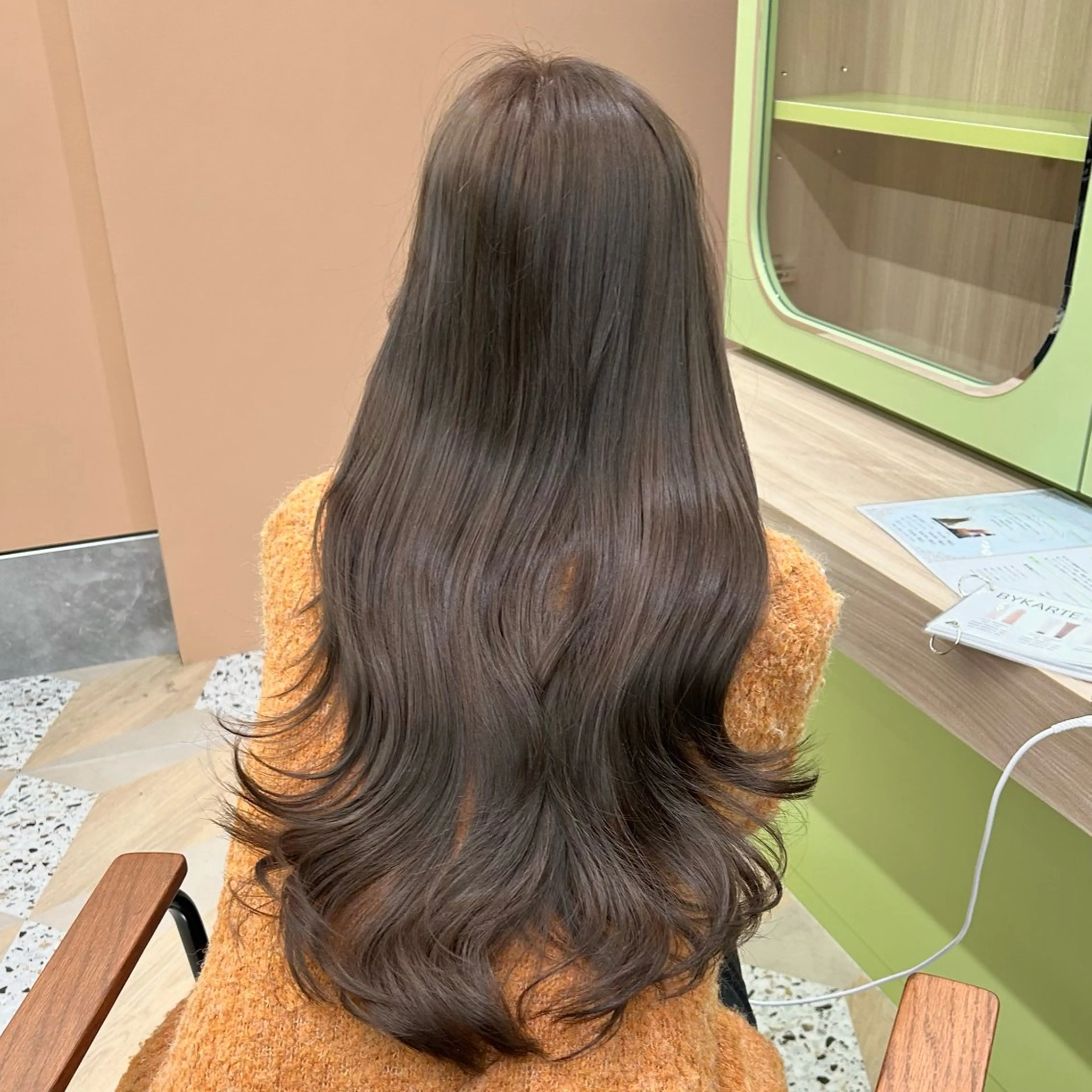 ロング カラー ベージュカラー ブリーチ ブラウンカラー ショコラベージュ 透明感カラー カット ヘアカラー トリートメント ブリーチなしベージュ /ヘアセット/ミユのヘアスタイル