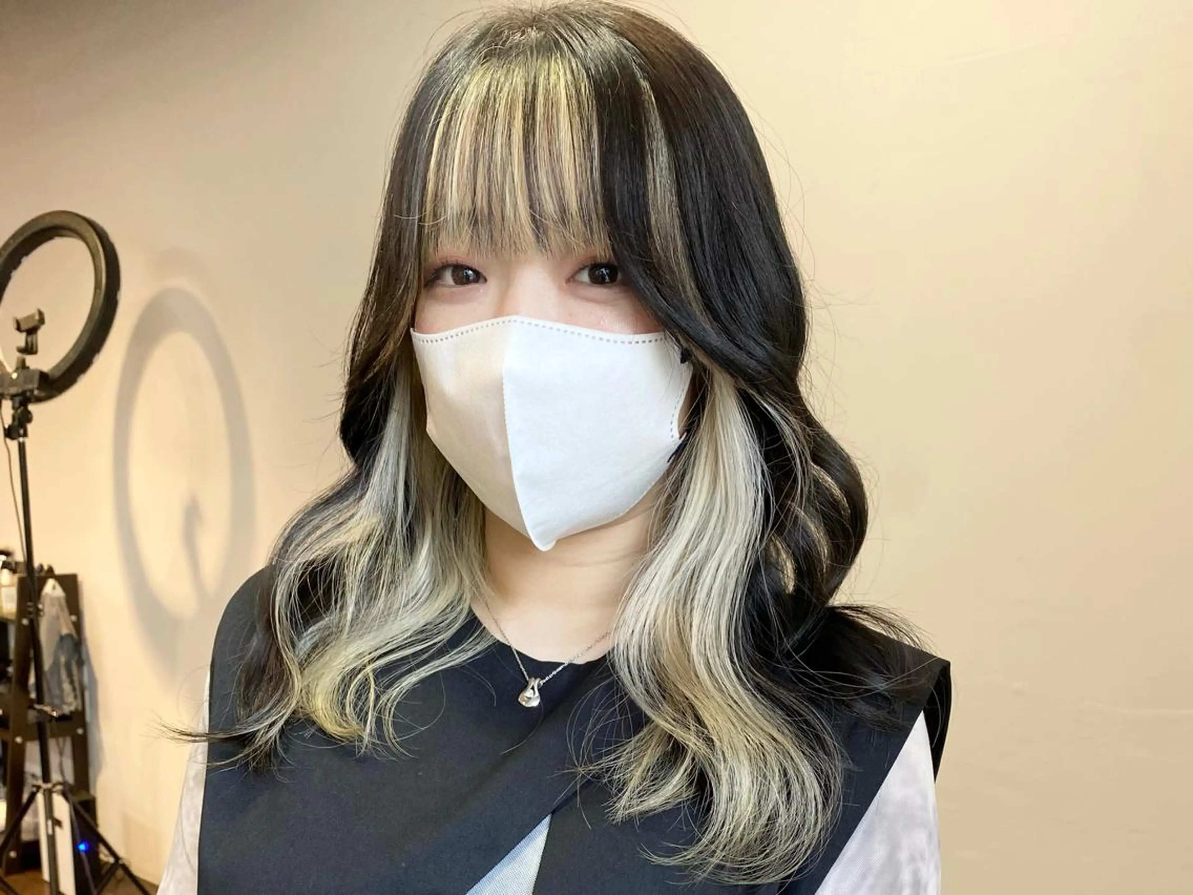 セミロング カラー ヘアアレンジ ベージュカラー ブリーチ ダブルカラー インナーカラー ホワイトベージュ カット ヘアカラー トリートメント 韓国ヘア×髪質 改善🇰🇷シオリのヘアスタイル