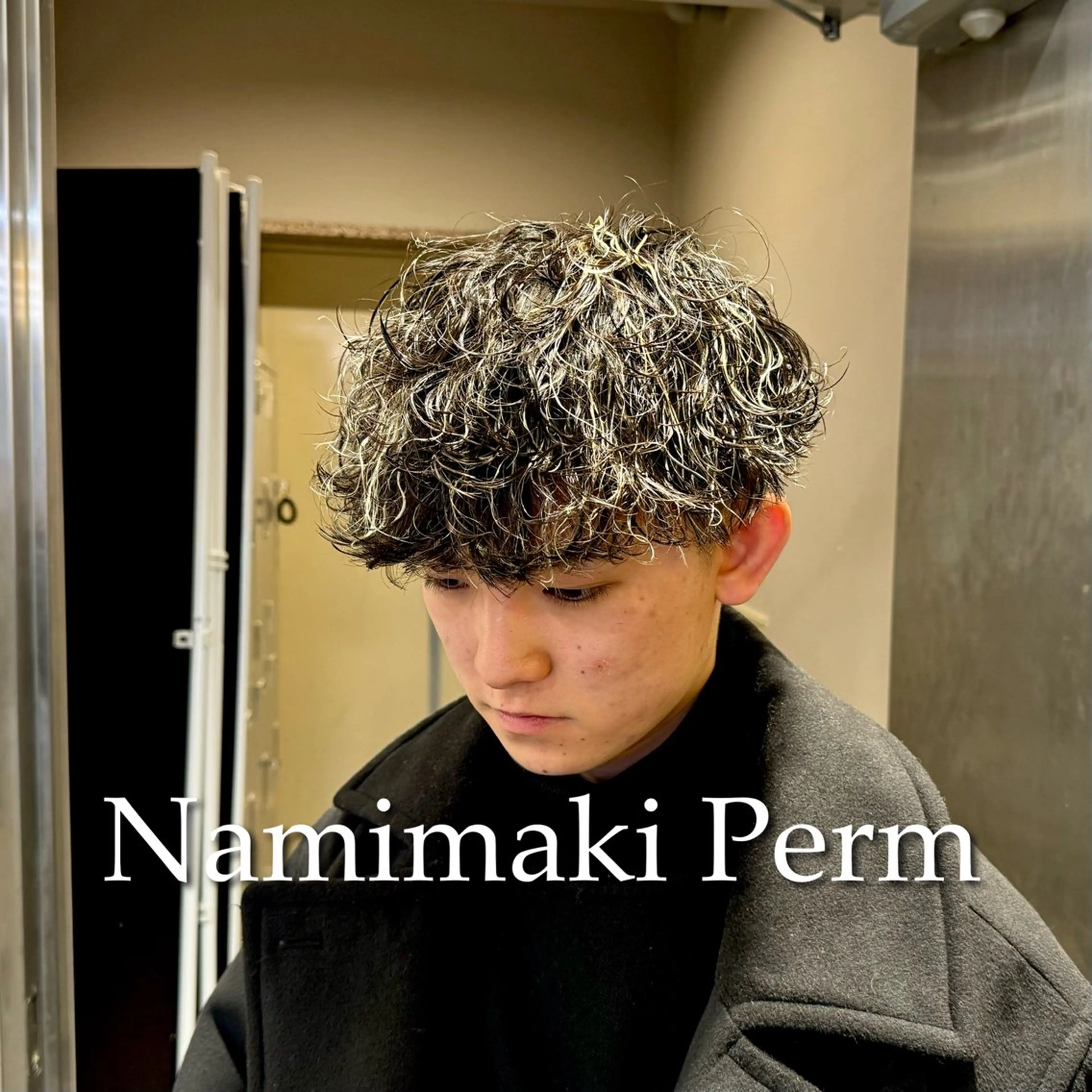 ミディアム パーマ ヘアアレンジ メンズ ミディアムパーマ メンズパーマ 波巻きパーマ カット パーマ トリートメント ヘッドスパ ヘアセット 顔まわりカット の達人のヘアスタイル