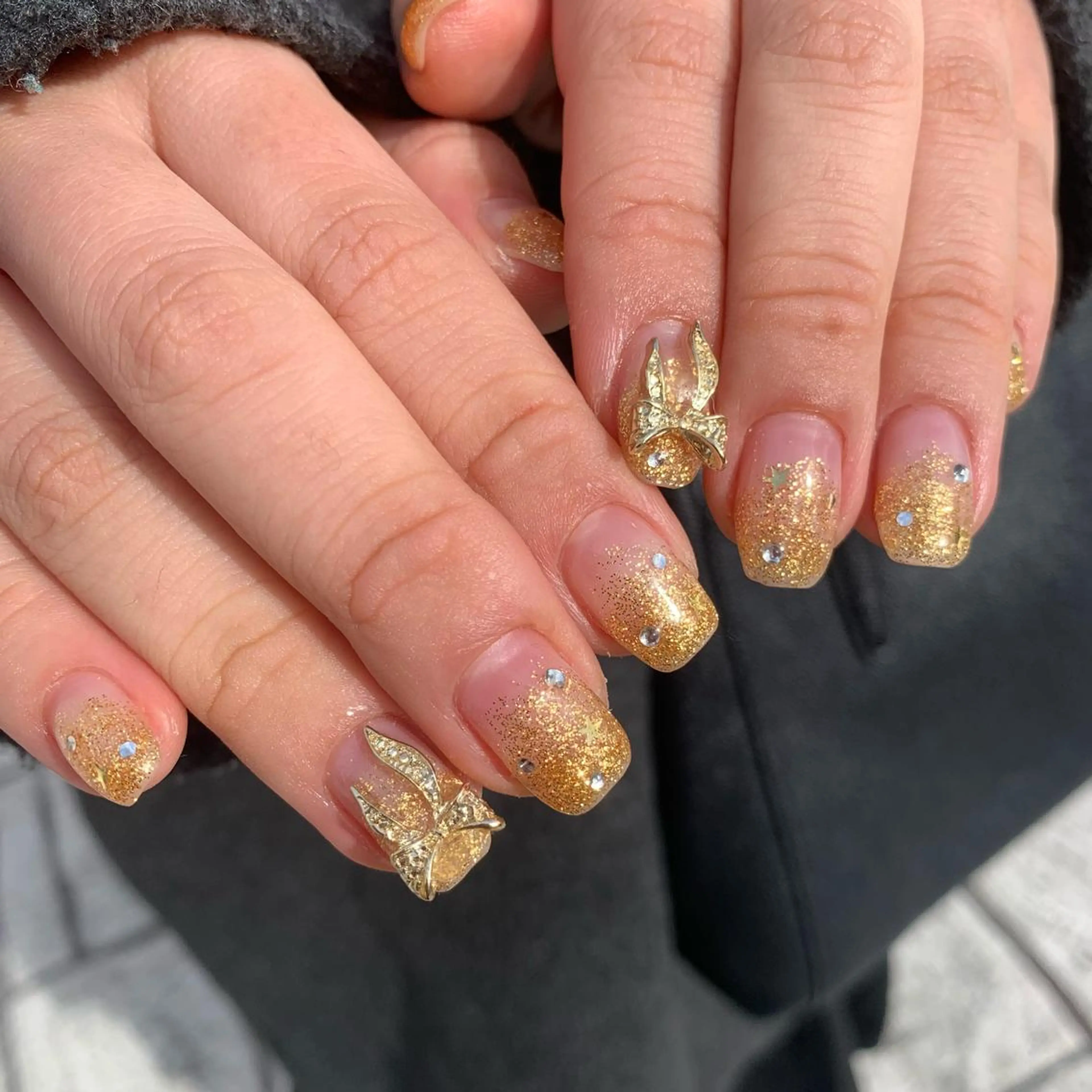 ネイル ラメ(グリッター) ラメグラデーション リボン スクエアネイル 冬ネイル happiness nailのネイルデザイン