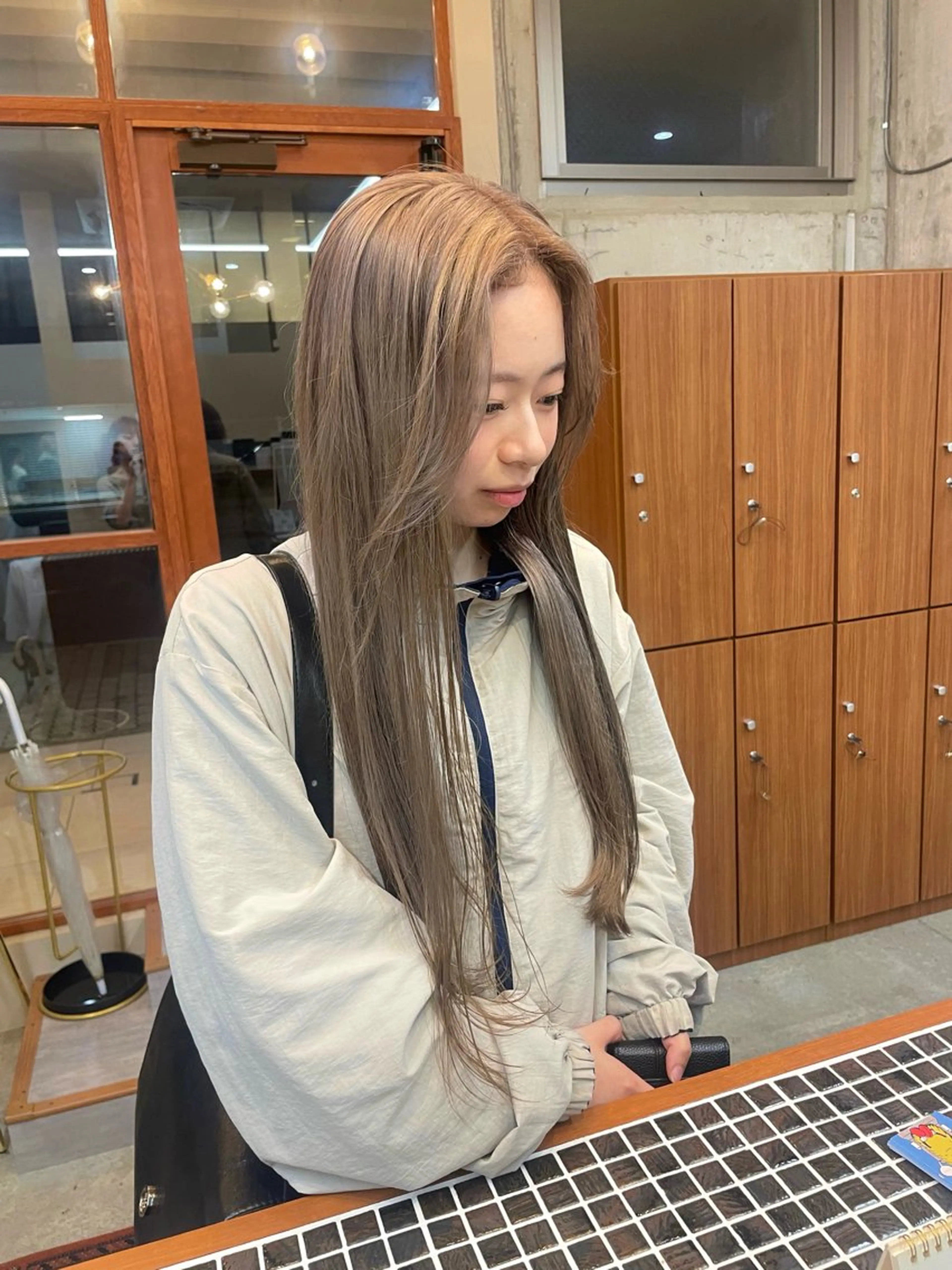 ロング カラー ブリーチ グレージュ ヘアカラー カリン/ カット・ブリーチのヘアスタイル