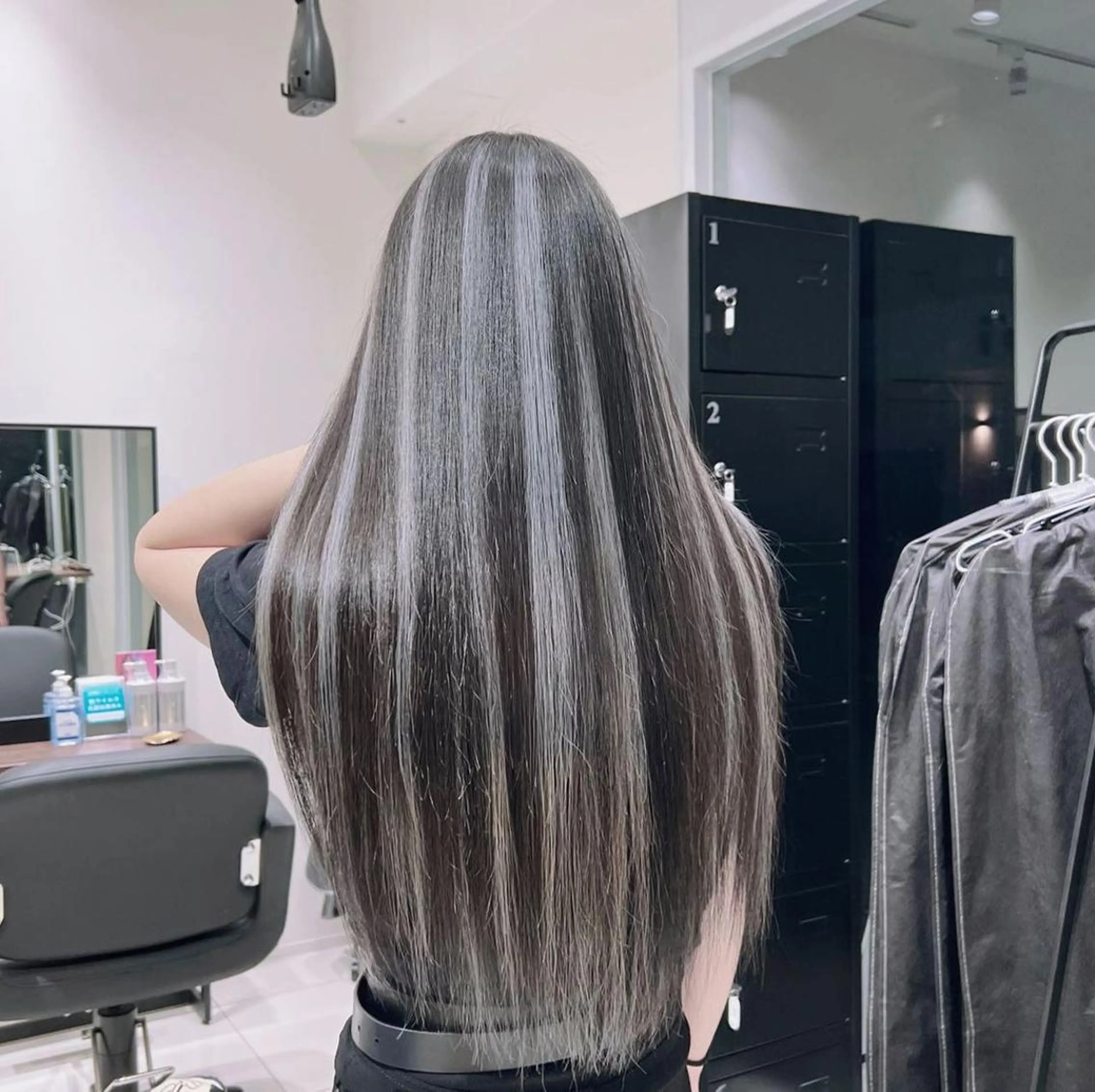 ロング カラー ブリーチ ケアブリーチ ハイライトカラー ハイライト 髪質改善 ヘアカラー オフホワイトアンドなんば所属・福西 洋斗のヘアスタイル