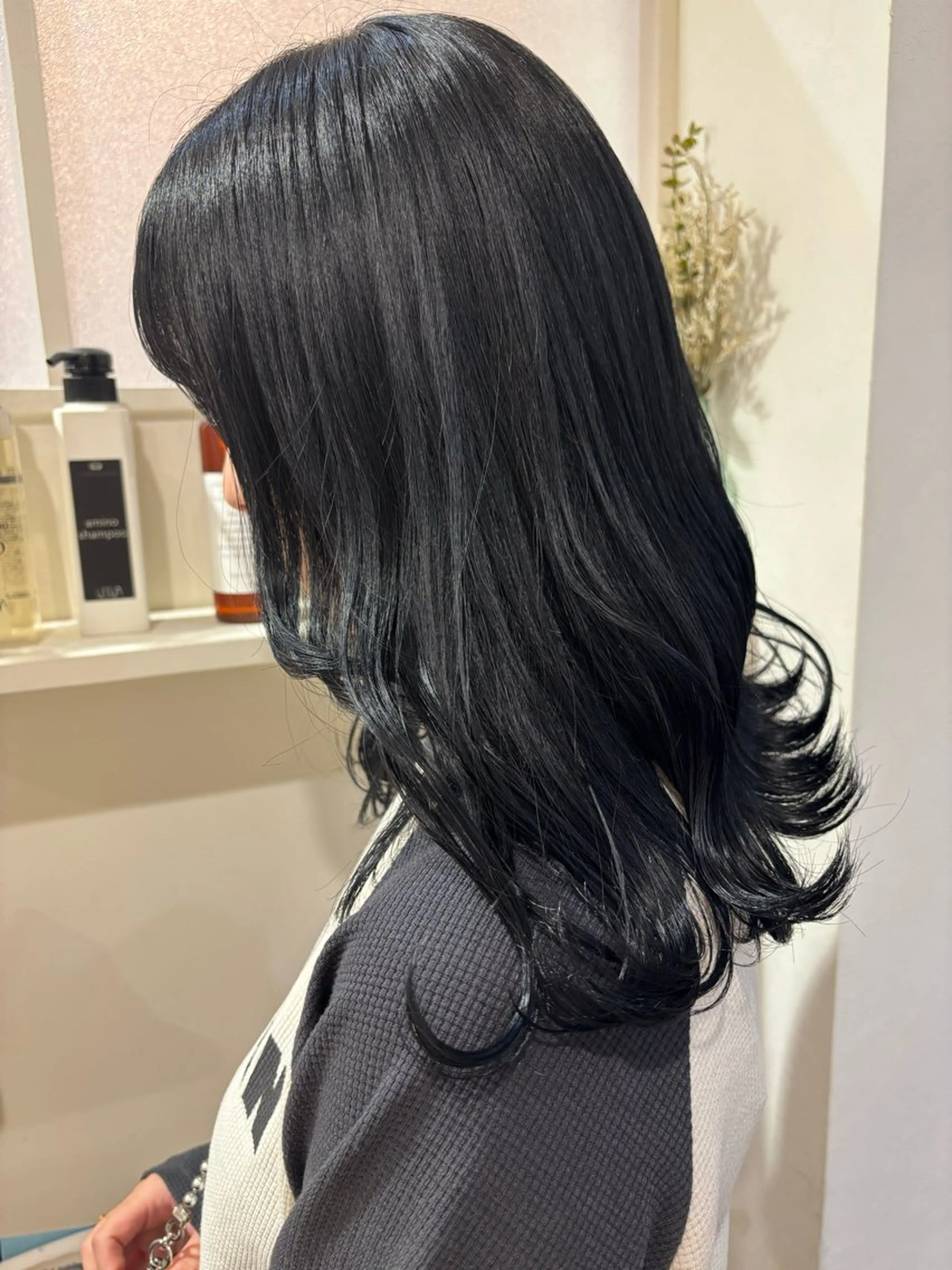 ミディアム カラー 黒髪 ブルーカラー ブルーブラック 透明感カラー 髪質改善 カット ヘアカラー 吉田 千洸のヘアスタイル