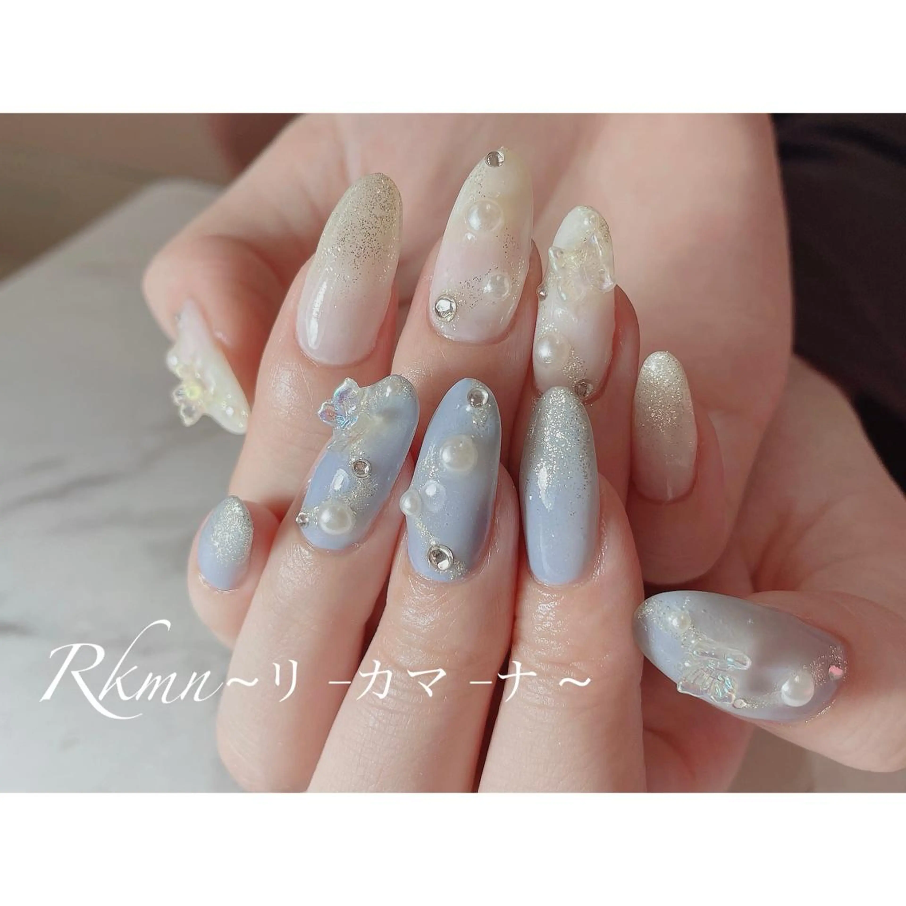 ネイル アートネイル ブルー 春ネイル ストーンネイル ホワイト ハンドネイル フットネイル ハンドケア Rkmn ~リ-カマ-ナ~のネイルデザイン