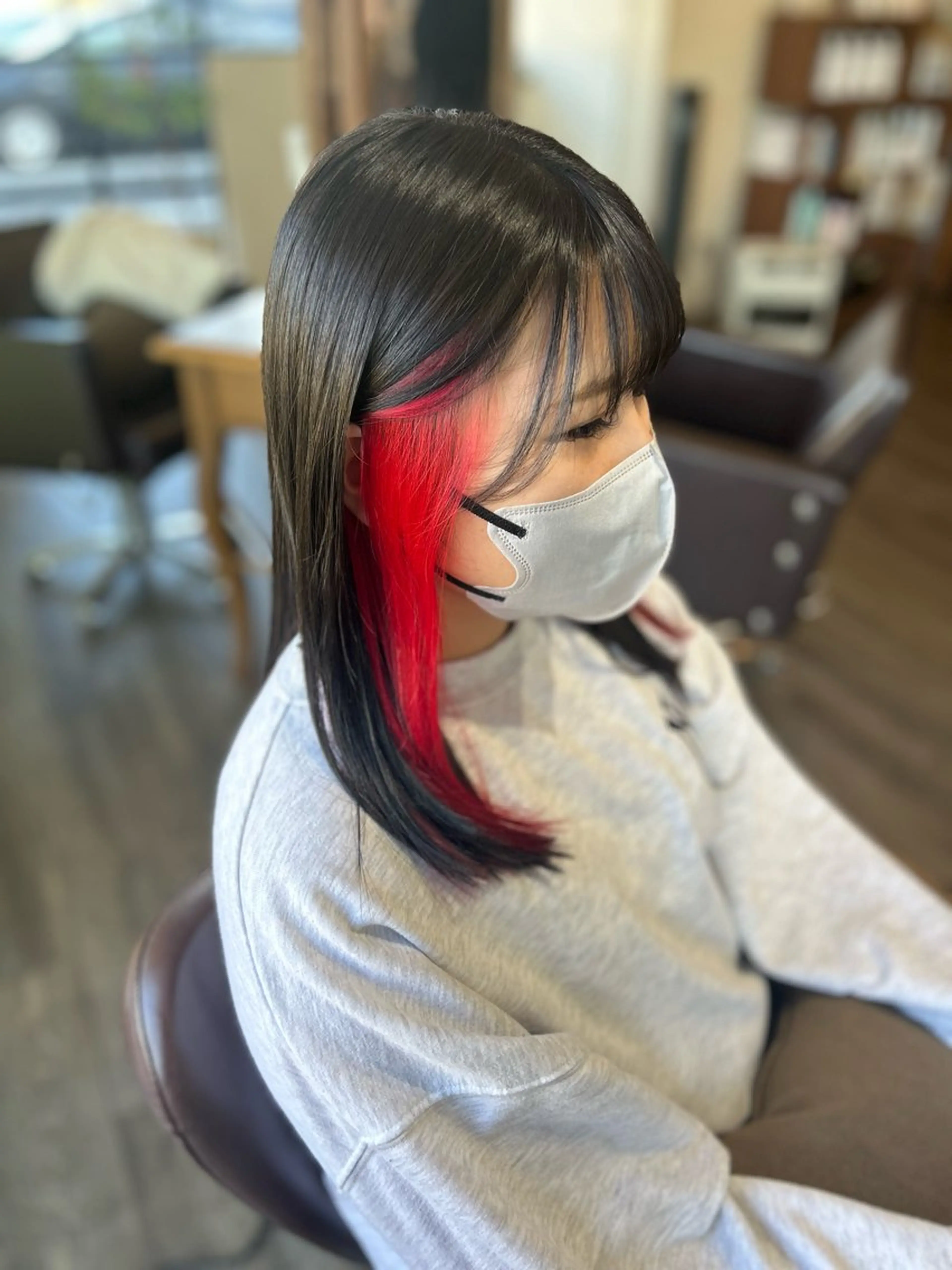 ロング カラー アッシュ アッシュグレー レッドカラー カット ヘアカラー Morpho Hair Product所属・井上 花音のヘアスタイル