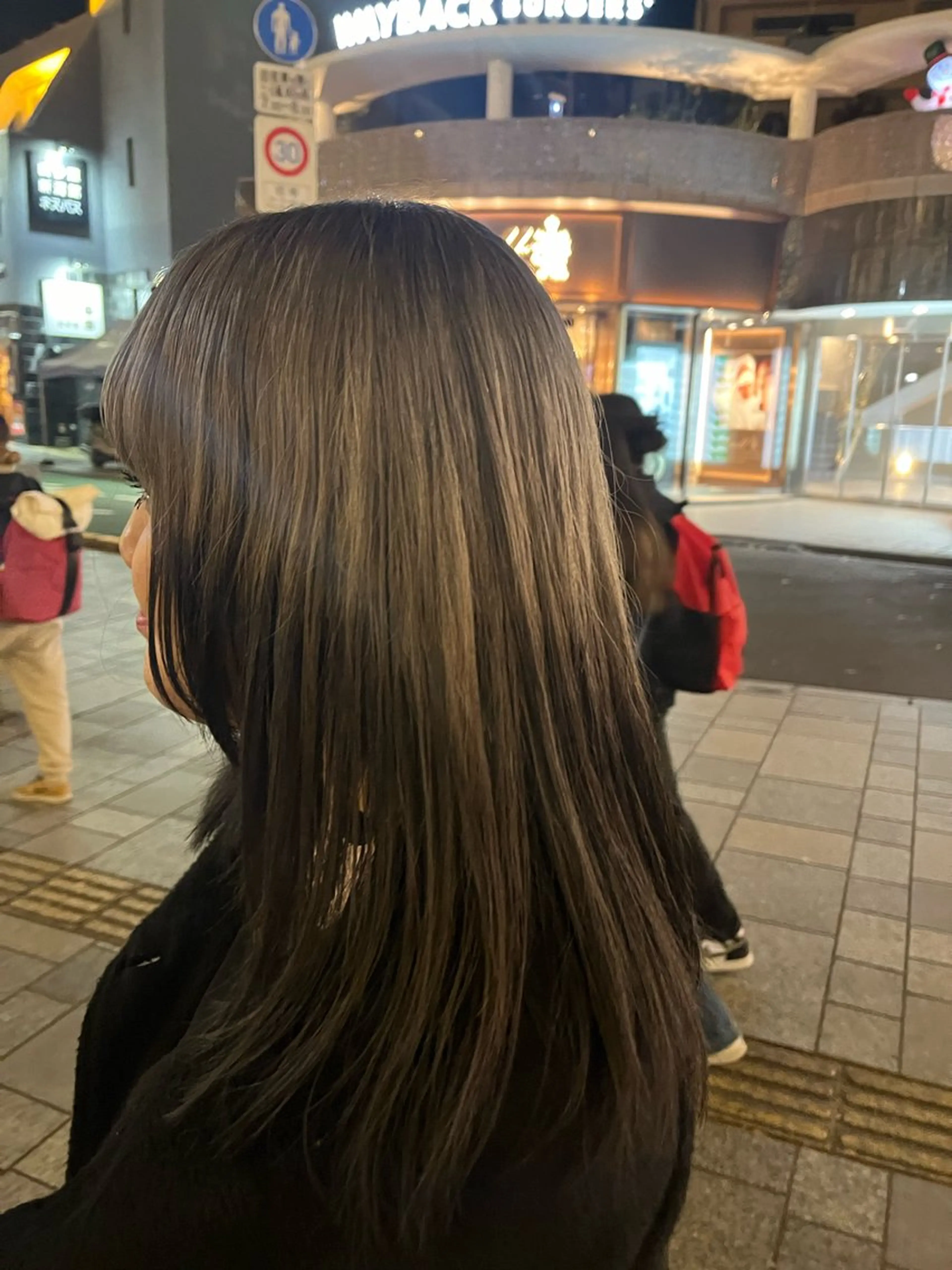 ロング カラー 黒髪 ブリーチ デザインカラー シルバー 泉澤 風花のヘアスタイル