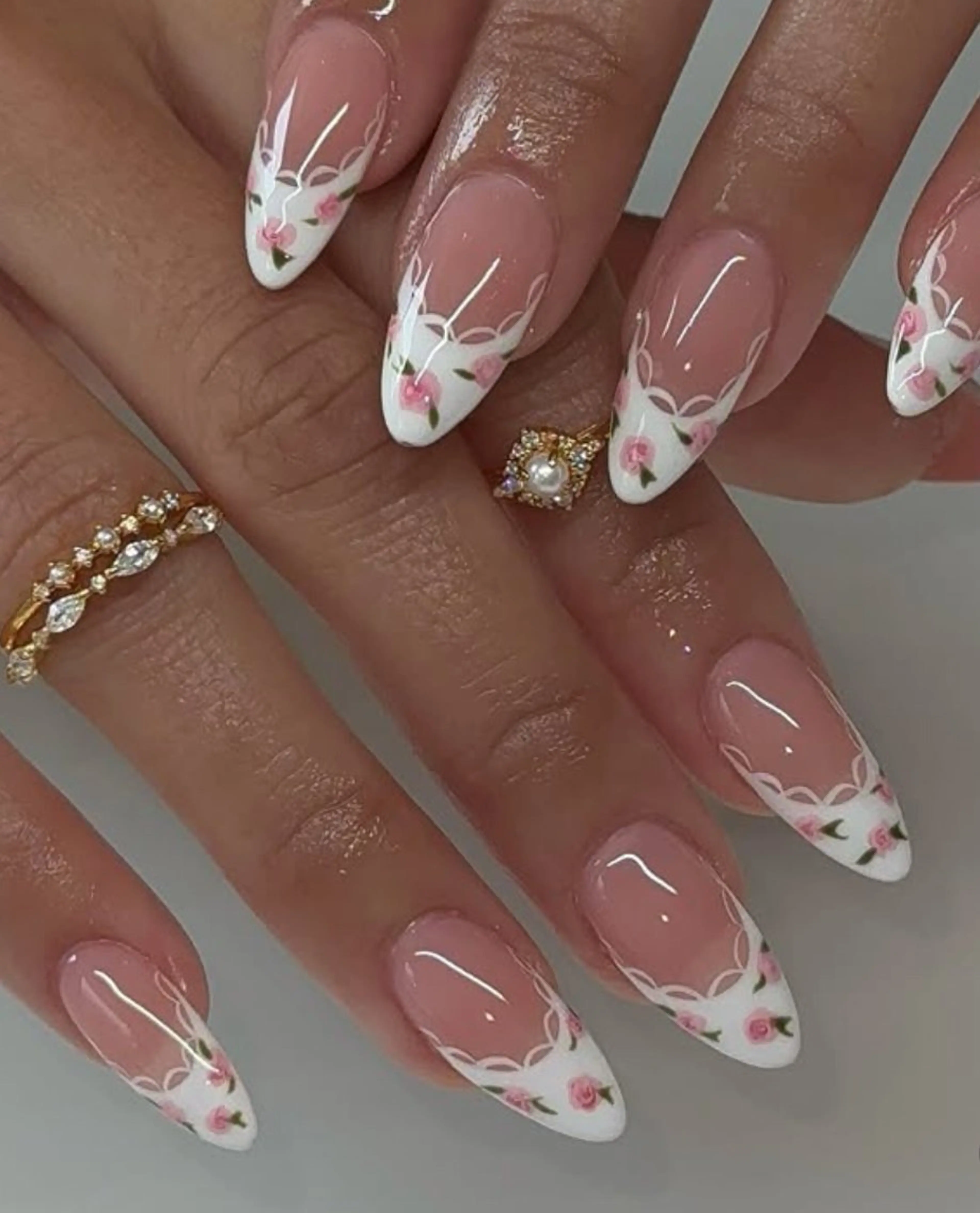 ネイル フレンチネイル オフィスネイル ハンドネイル Roger 舞のネイルデザイン