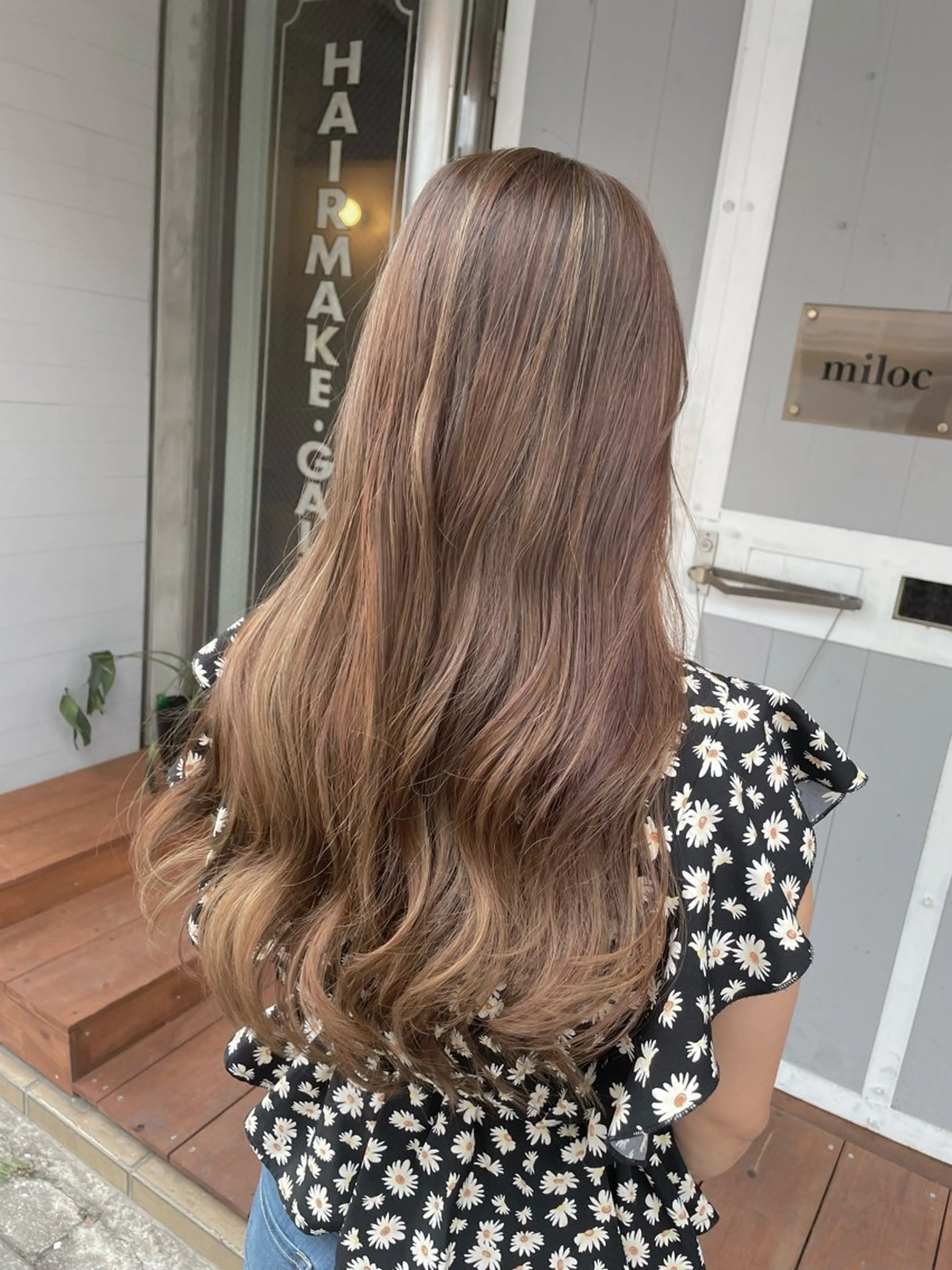 ロング ハイライト miloc かおりのヘアスタイル