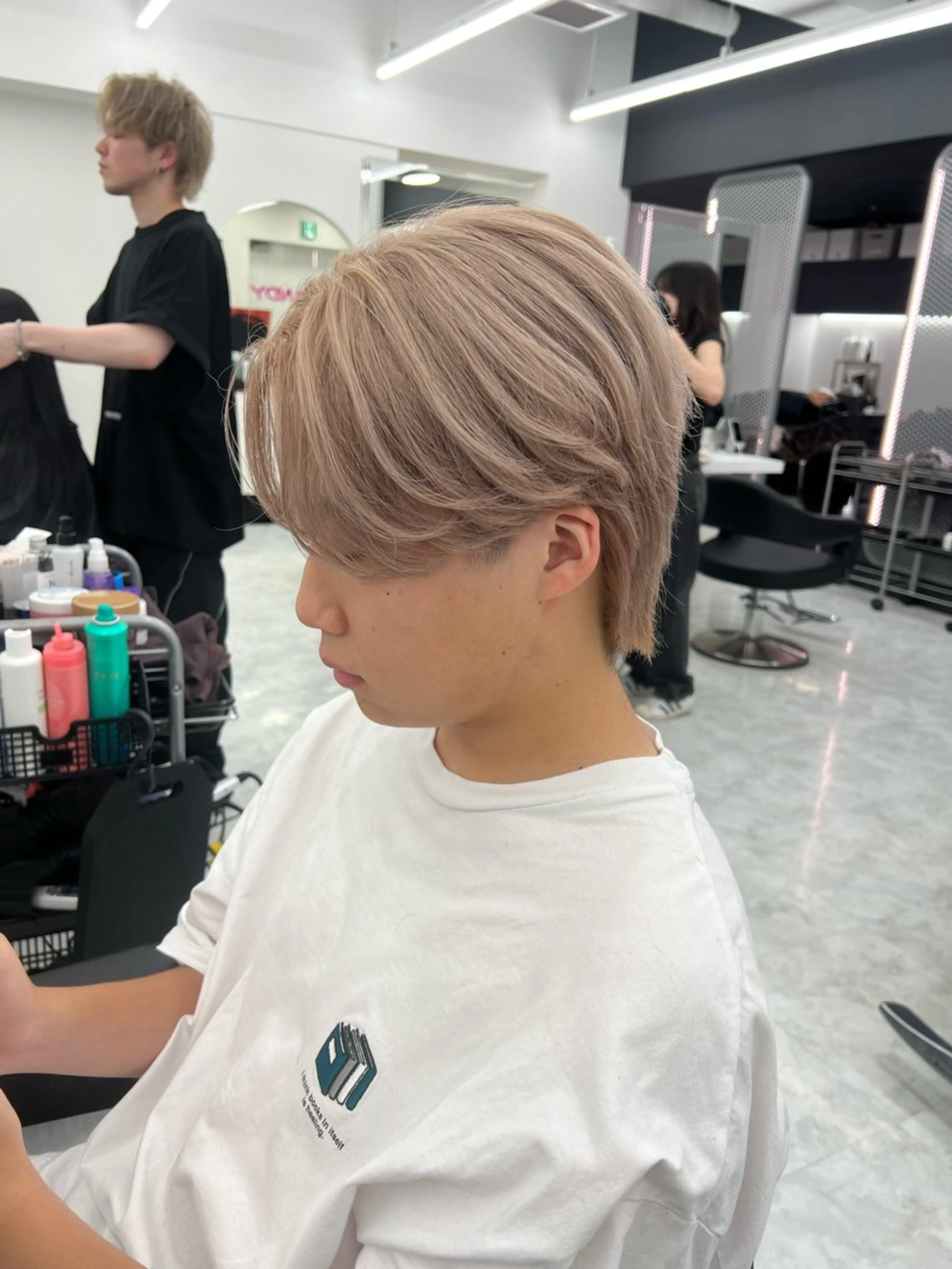 ミディアム カラー メンズ ミディアムパーマ センターパート メンズ韓国風 韓国マッシュ マッシュウルフ ヘアカラー トリートメント ヘッドスパ ヘアセット トレンド/レイヤー うる艶🪞CANDYのヘアスタイル