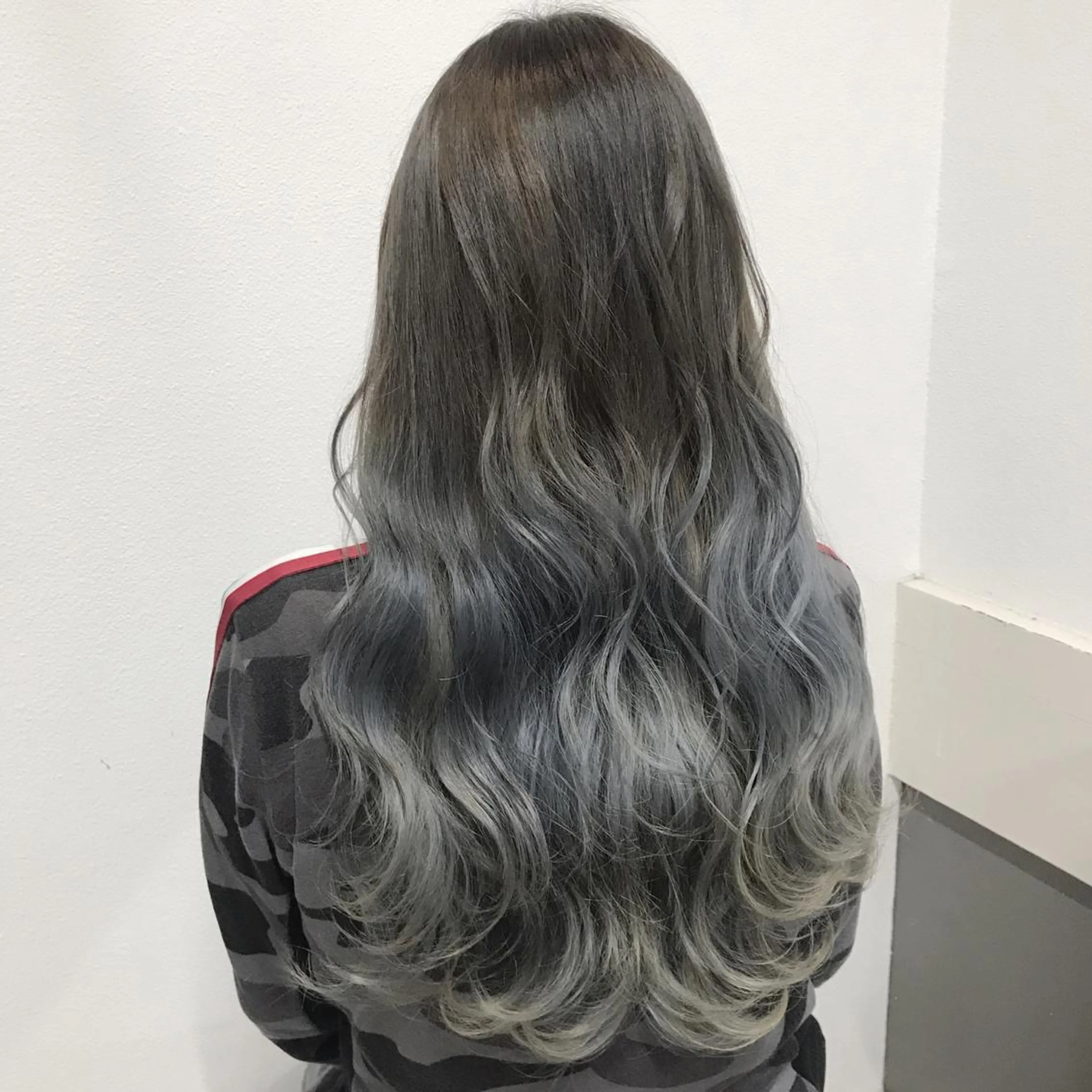 ロング カラー ヘアアレンジ アッシュ グラデーションカラー ホワイトアッシュ ヘアカラー トリートメント GiseL天神カラー 髪質改善/ブリーチのヘアスタイル