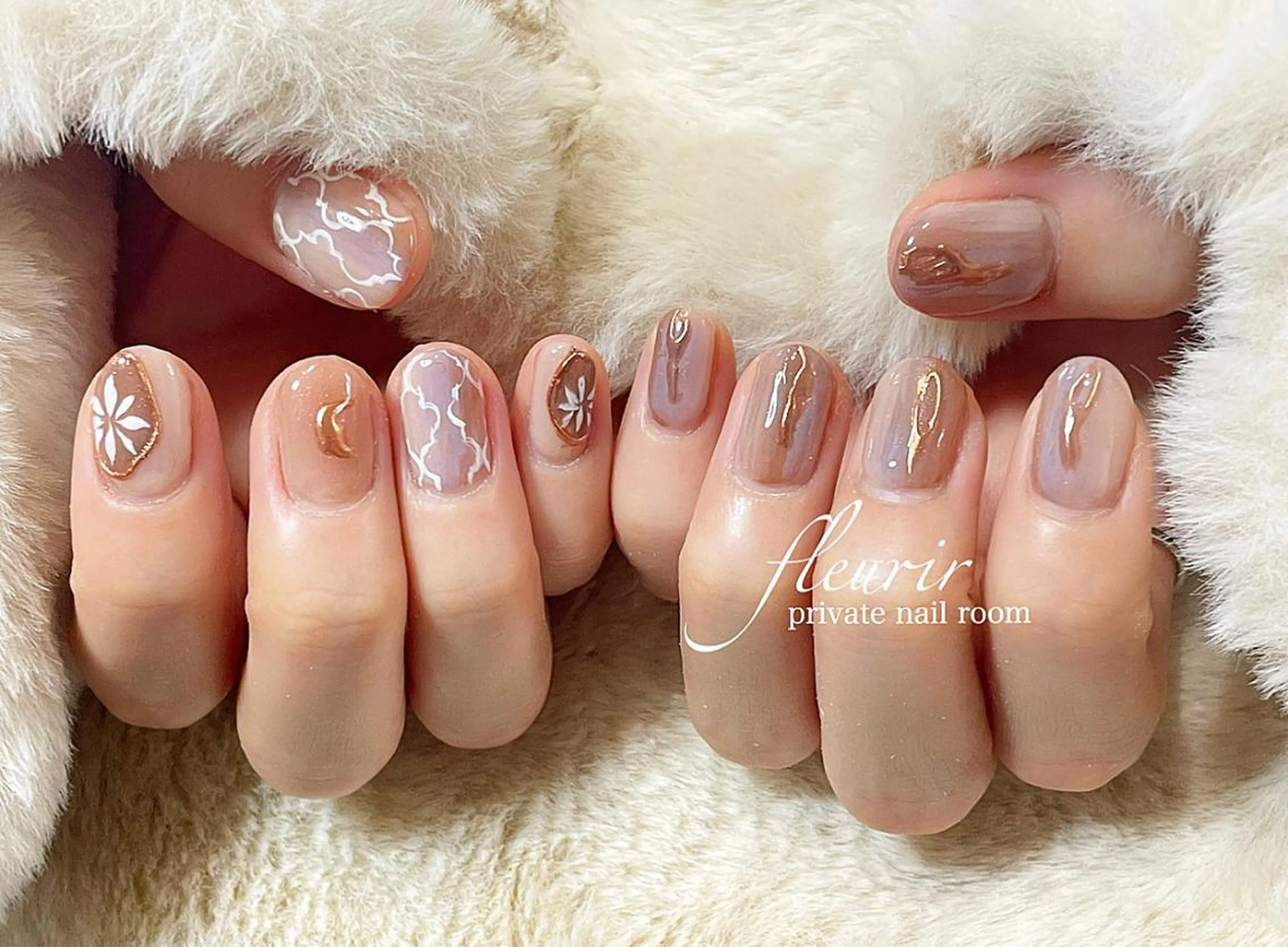 ネイル アートネイル カジュアル ゴールド ミラーネイル ニュアンスネイル フルリール 【プライベートサロンのネイルデザイン