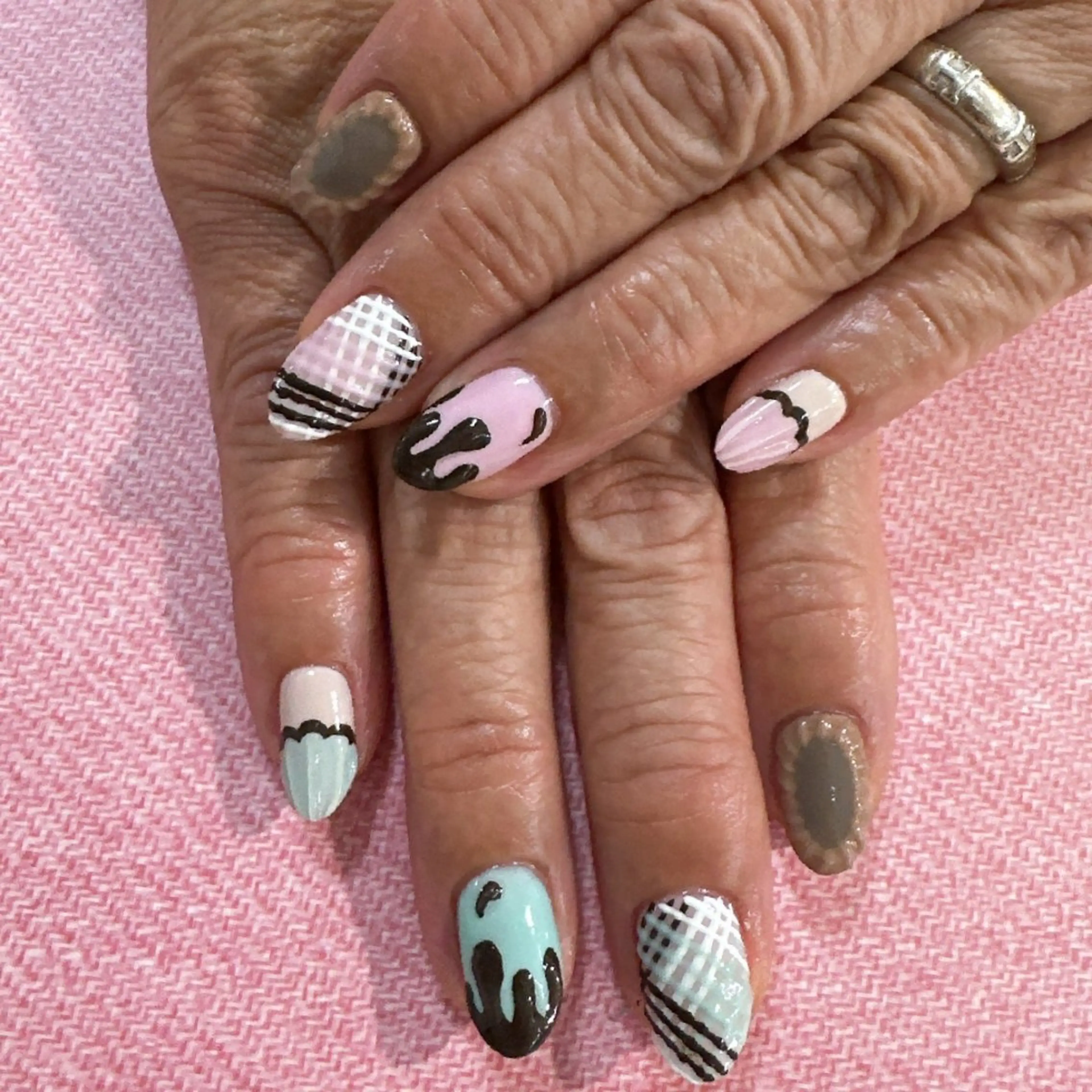 ネイル バレンタイン ハンドネイル LaViena姫路所属・e_nail 〜本格ケア〜のネイルデザイン