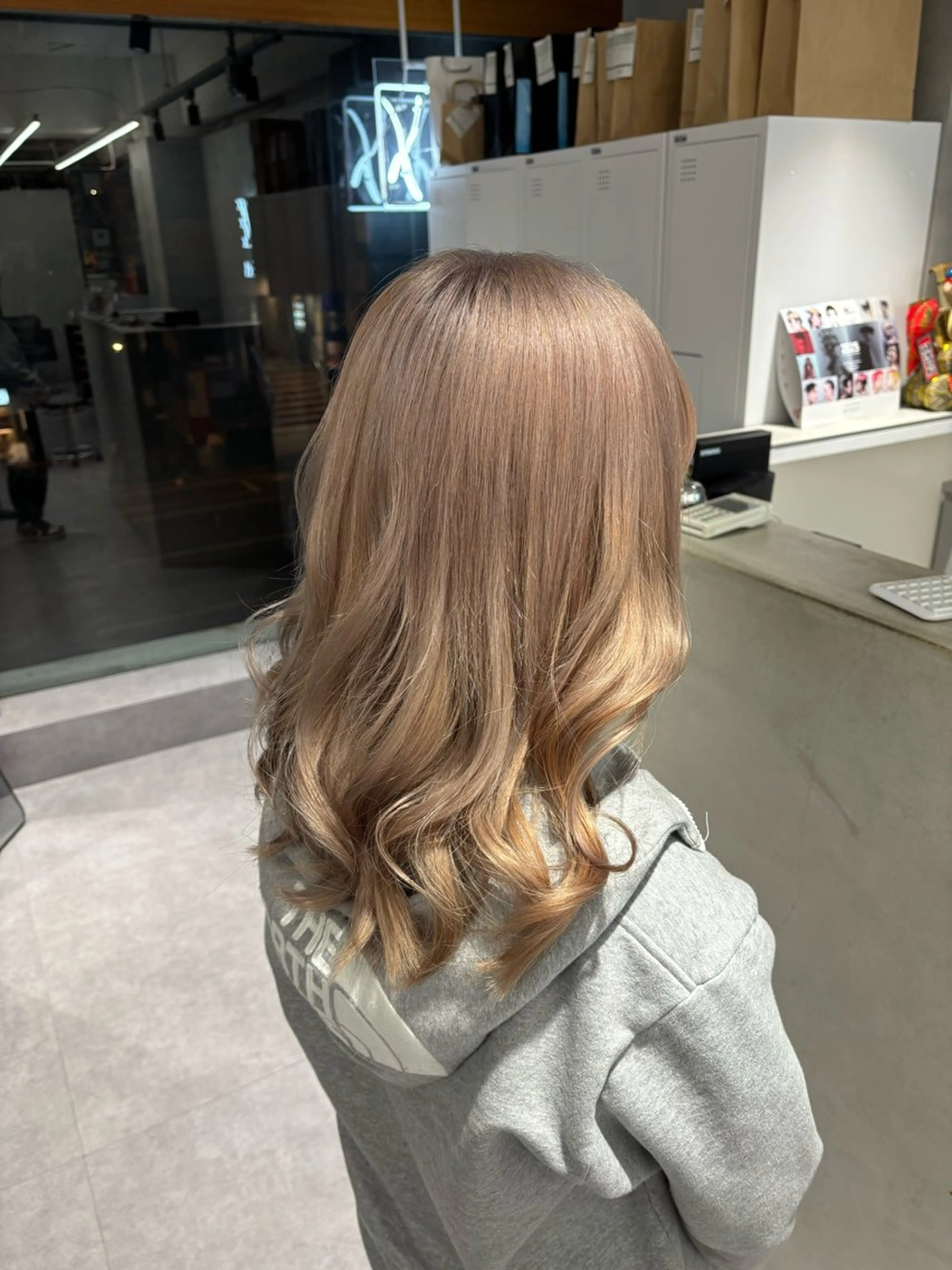 ミディアム カラー ベージュカラー ブロンド ブロンドベージュ ヘアカラー ハイトーン/北堀江 💎Shoseiのヘアスタイル