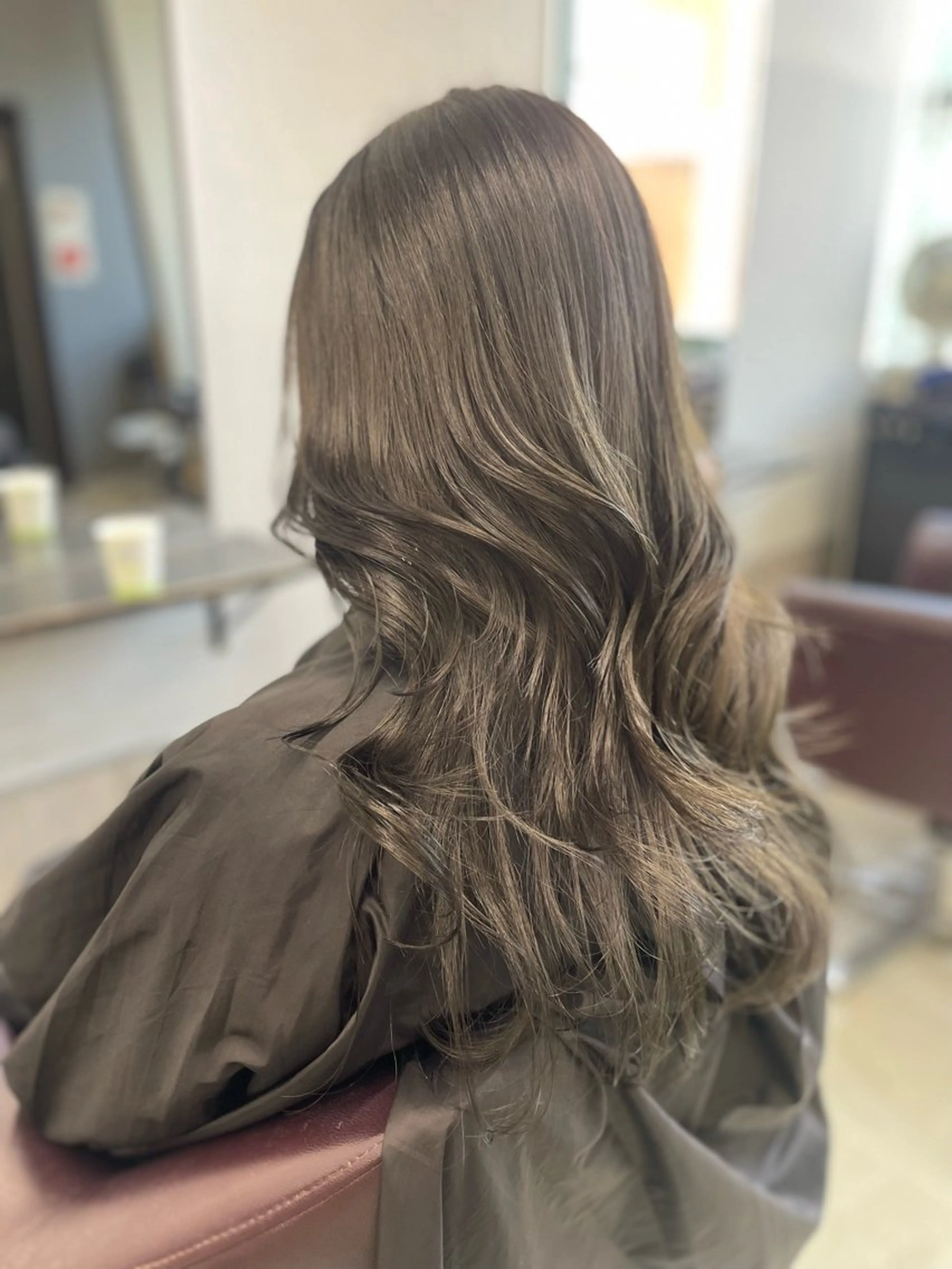 ロング カラー グレージュ AIRI layer cut hairのヘアスタイル