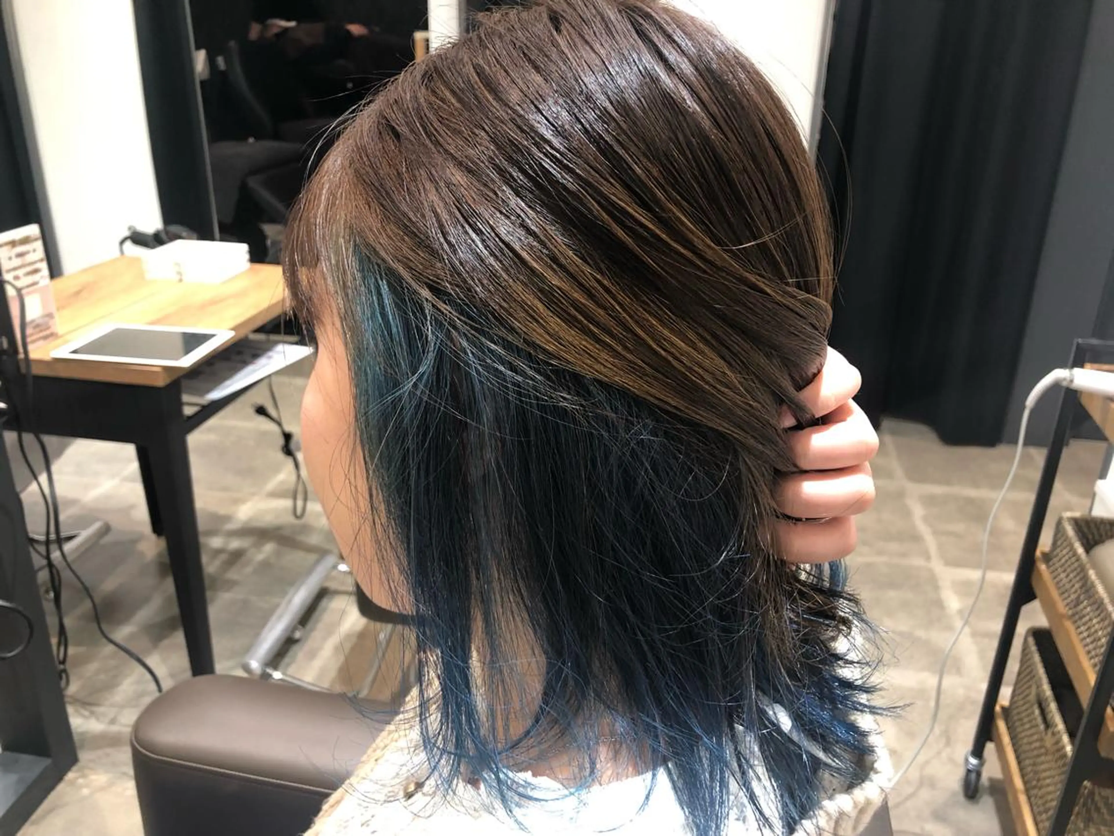 カラー ブリーチ ブルーカラー インナーカラー 井上 舞のヘアスタイル