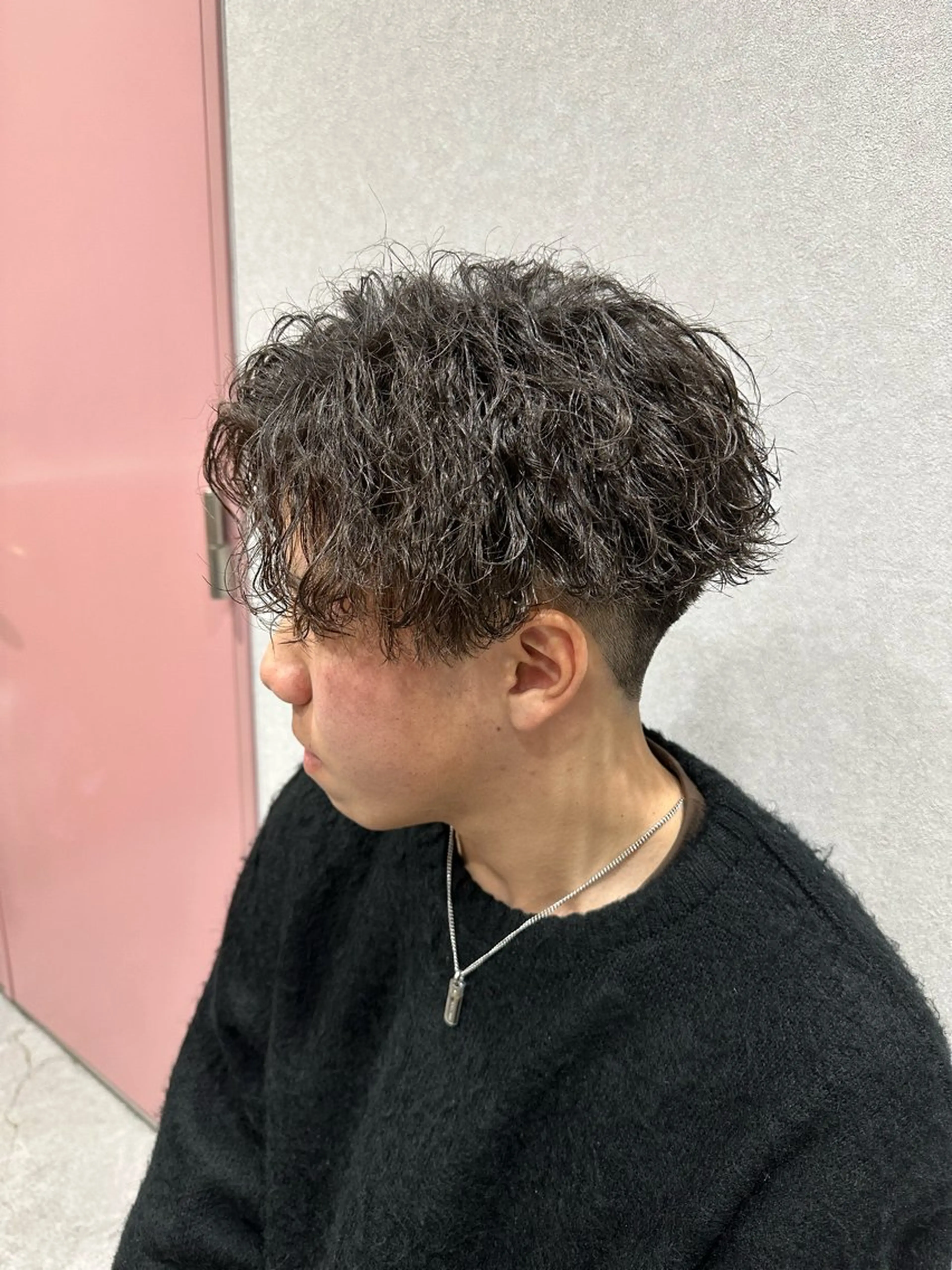 ミディアム パーマ ヘアアレンジ メンズ センターパート カット パーマ Gray by NYNYのヘアスタイル