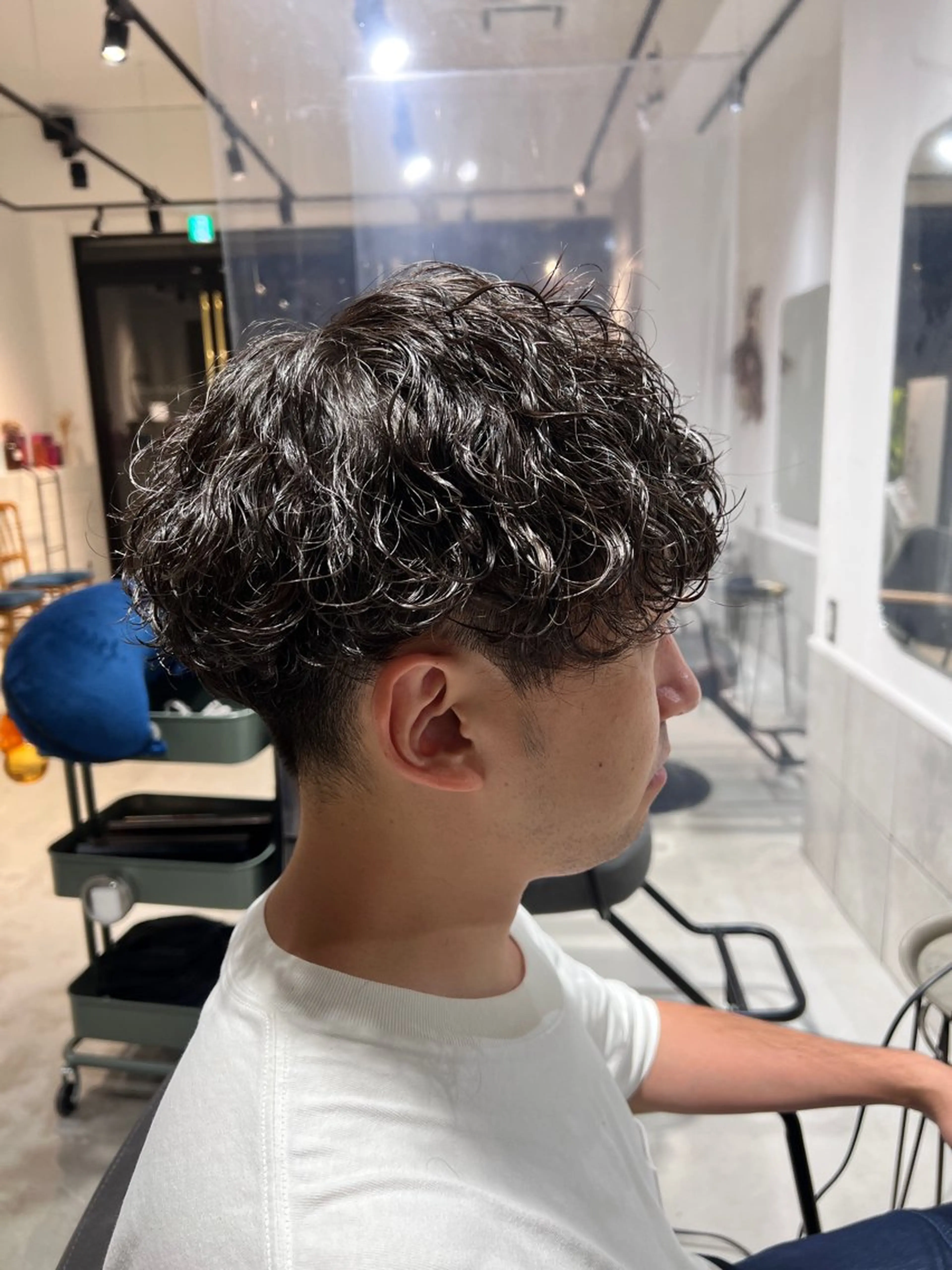 ミディアム パーマ メンズ ミディアムパーマ メンズパーマ 波巻きパーマ カット パーマ メンズカットパーマ ✂️ JOYAのヘアスタイル