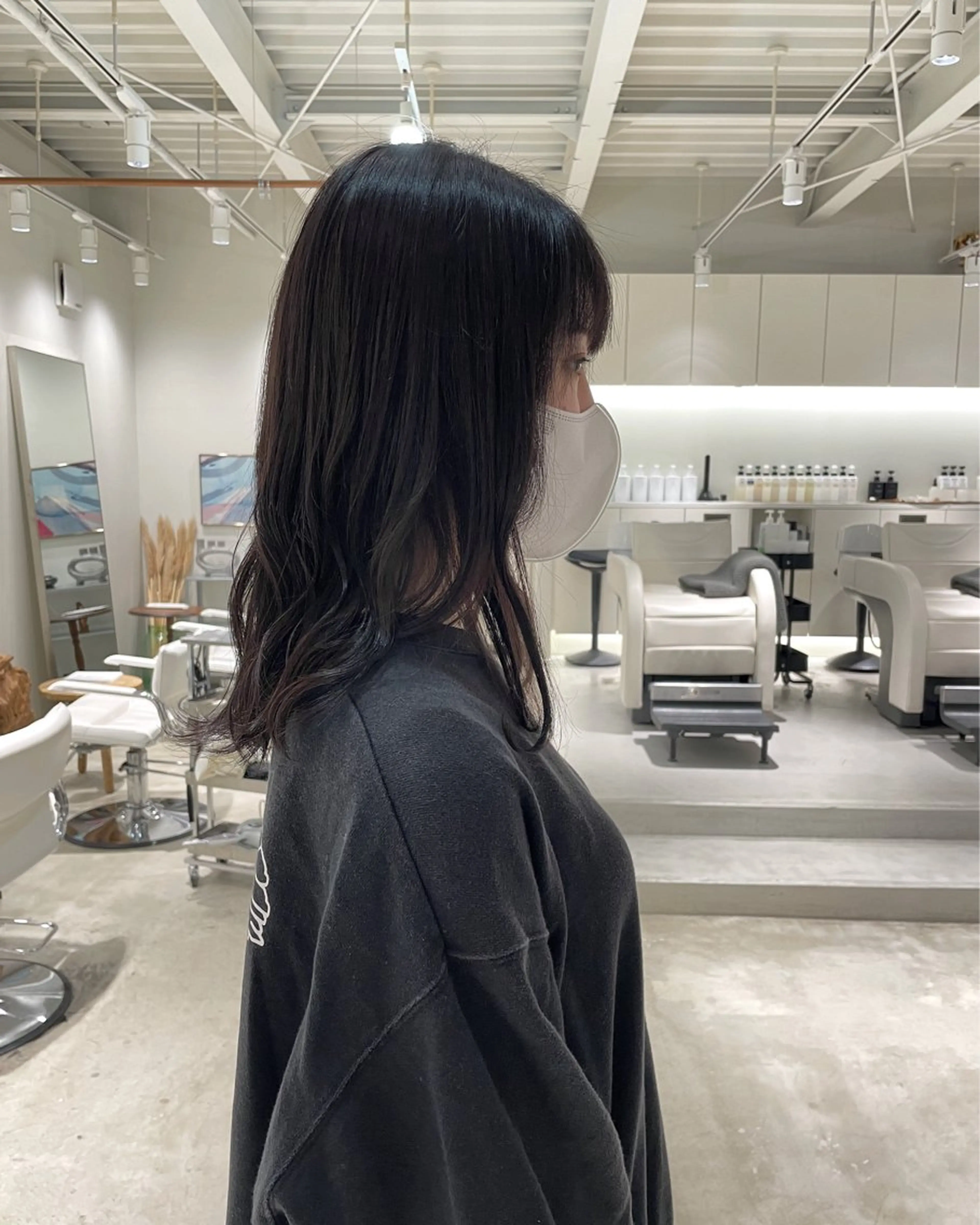 セミロング カラー ダークグレー 安西 香利奈のヘアスタイル