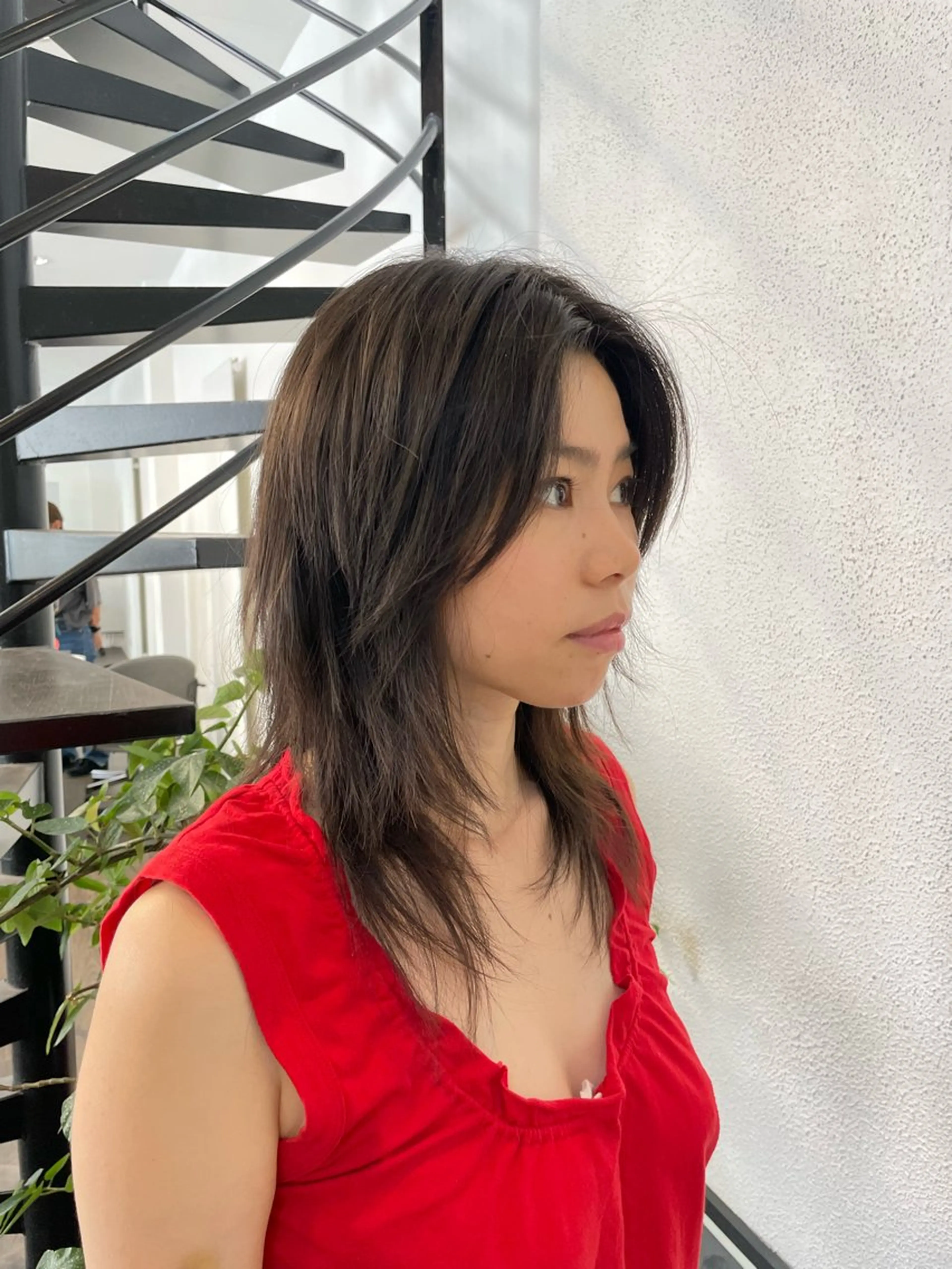 セミロング レイヤーカット シャギー 西川 朋恵のヘアスタイル