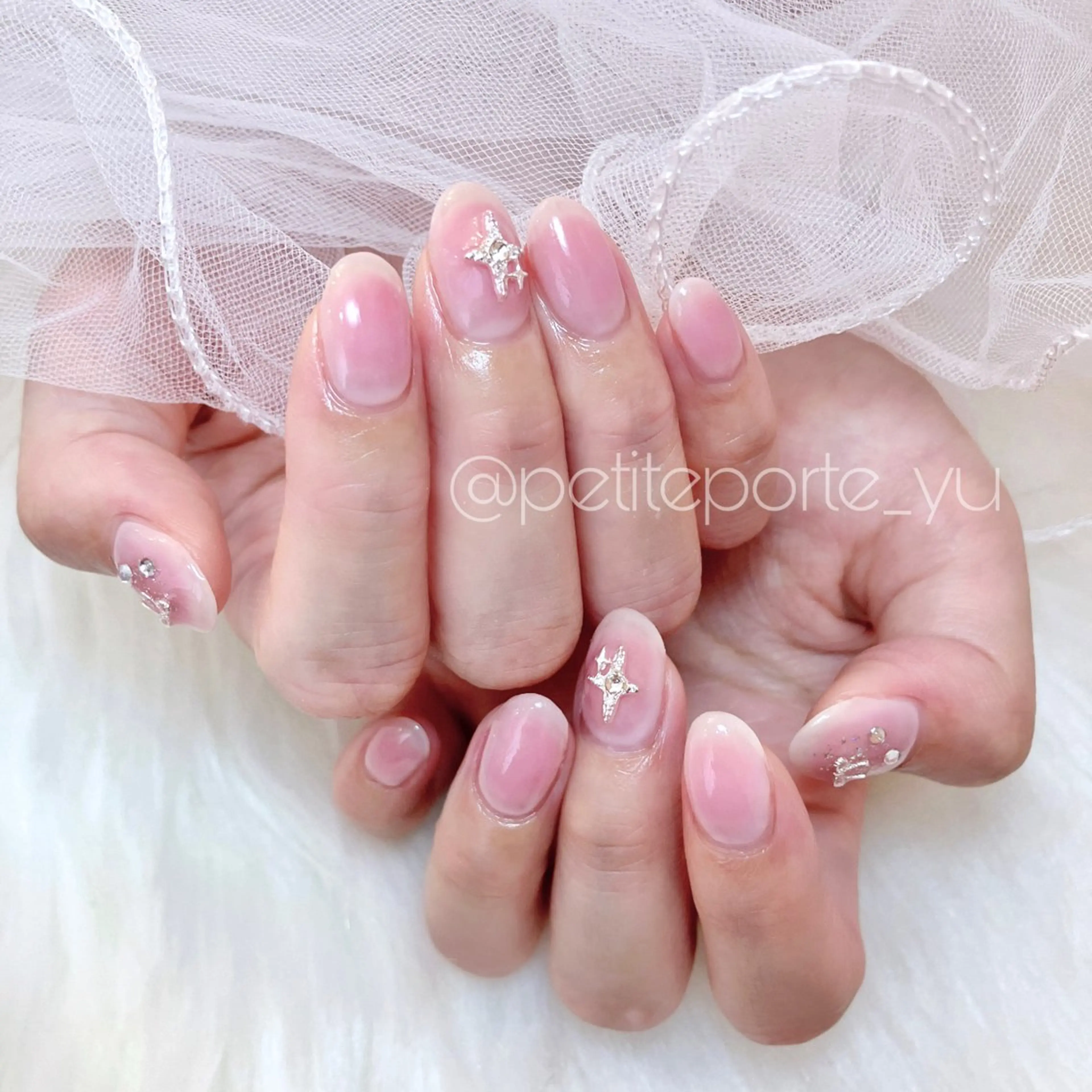 ネイル チークネイル オフィスネイル ピンク ショートネイル シルバー ハンドネイル nailsalon petite porte所属・petite porteのネイルデザイン