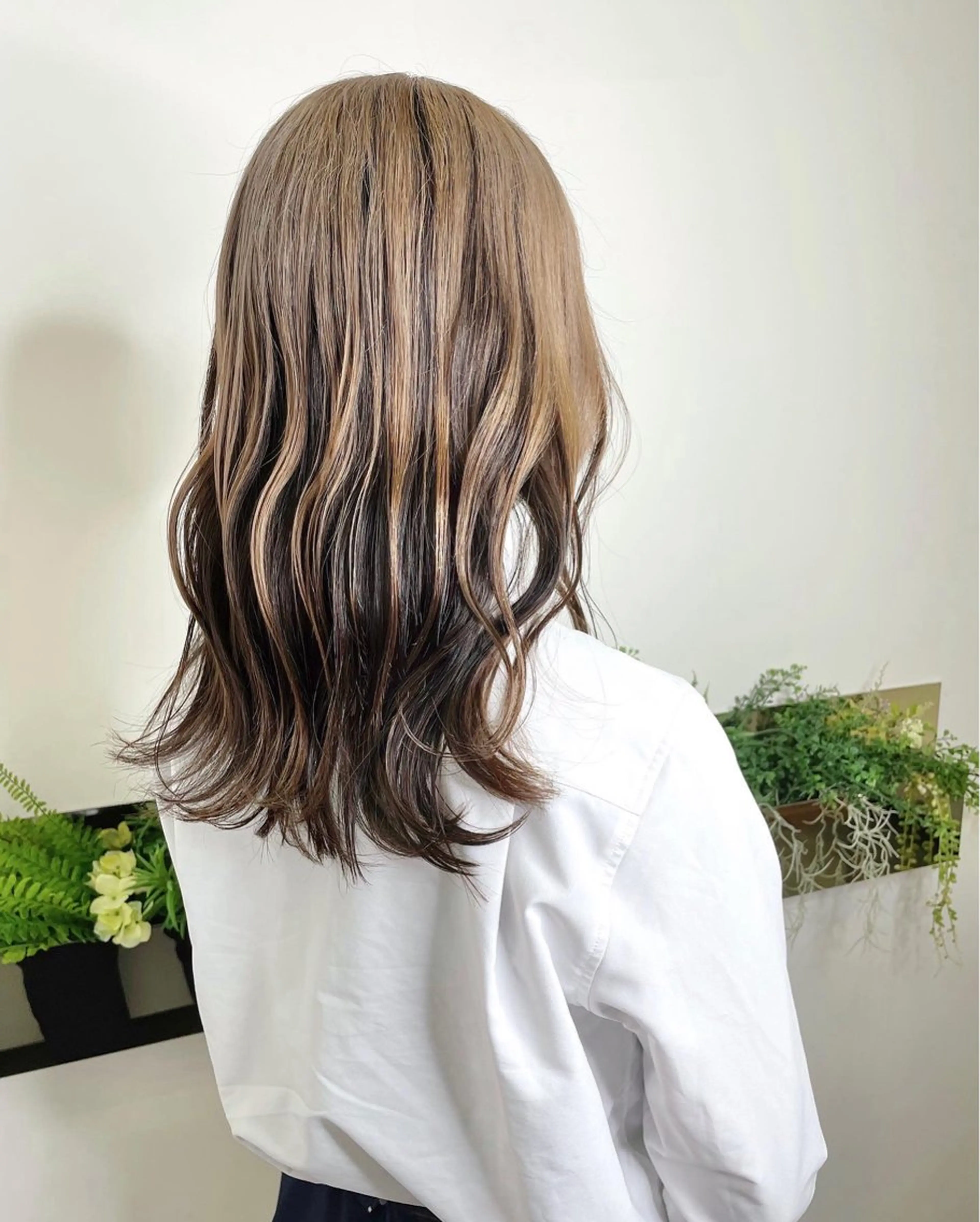 セミロング カラー ブリーチ ヘアカラー 尾崎 弘和のヘアスタイル