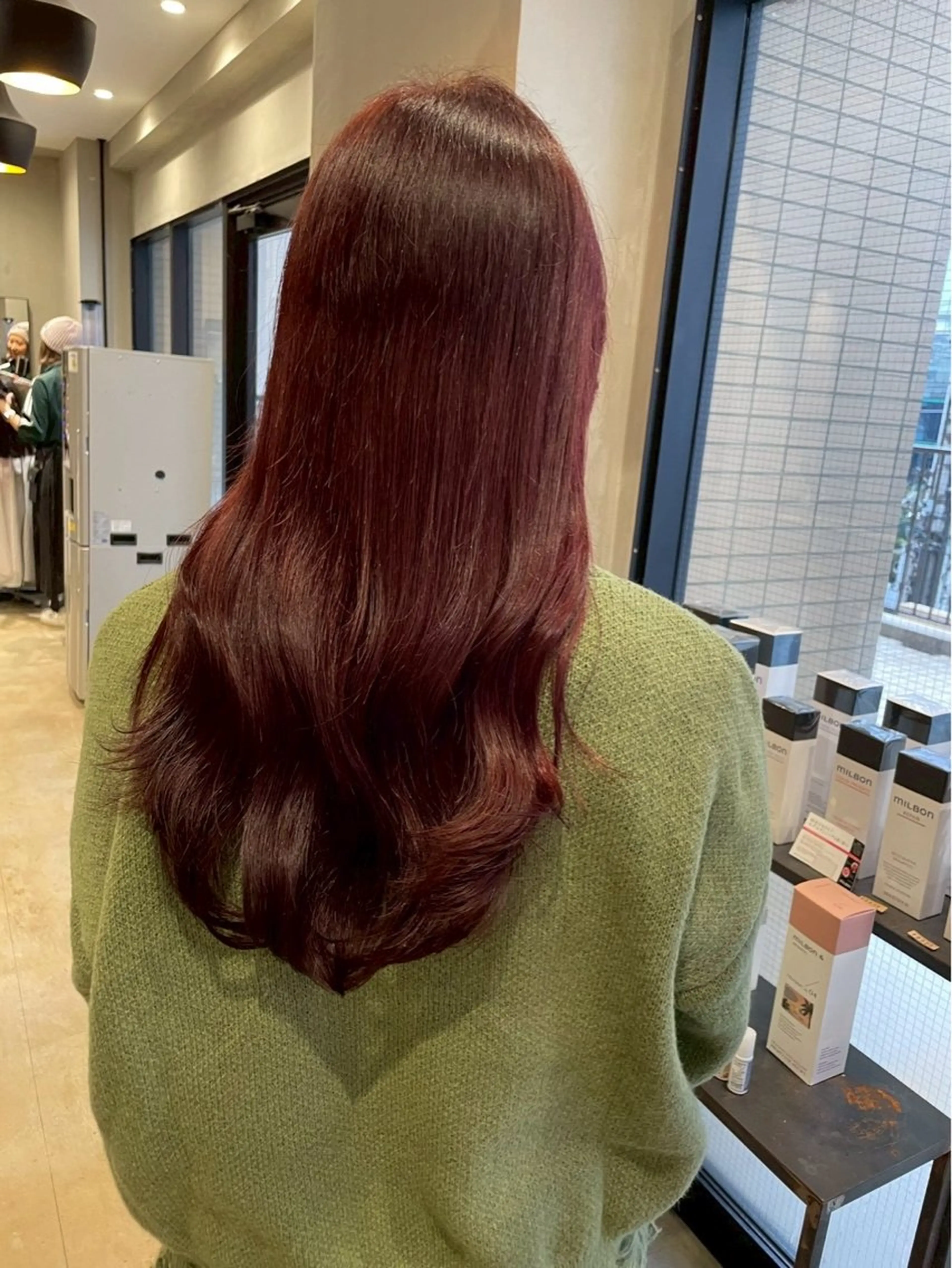 ロング 紅/艶カラー/ 透明感カラーのヘアスタイル