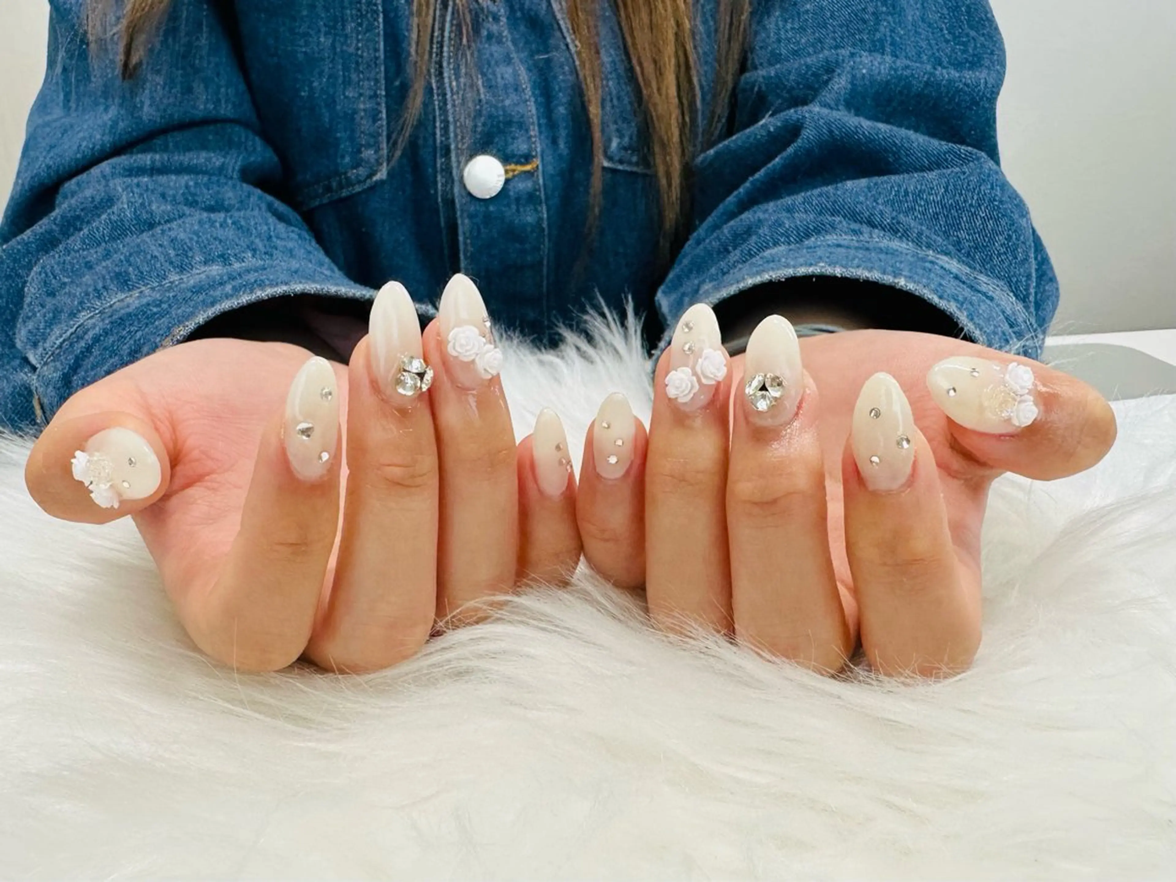 ネイル 長さ出し グラデーション 持ち込み ホワイト nailsalon oluoluのネイルデザイン