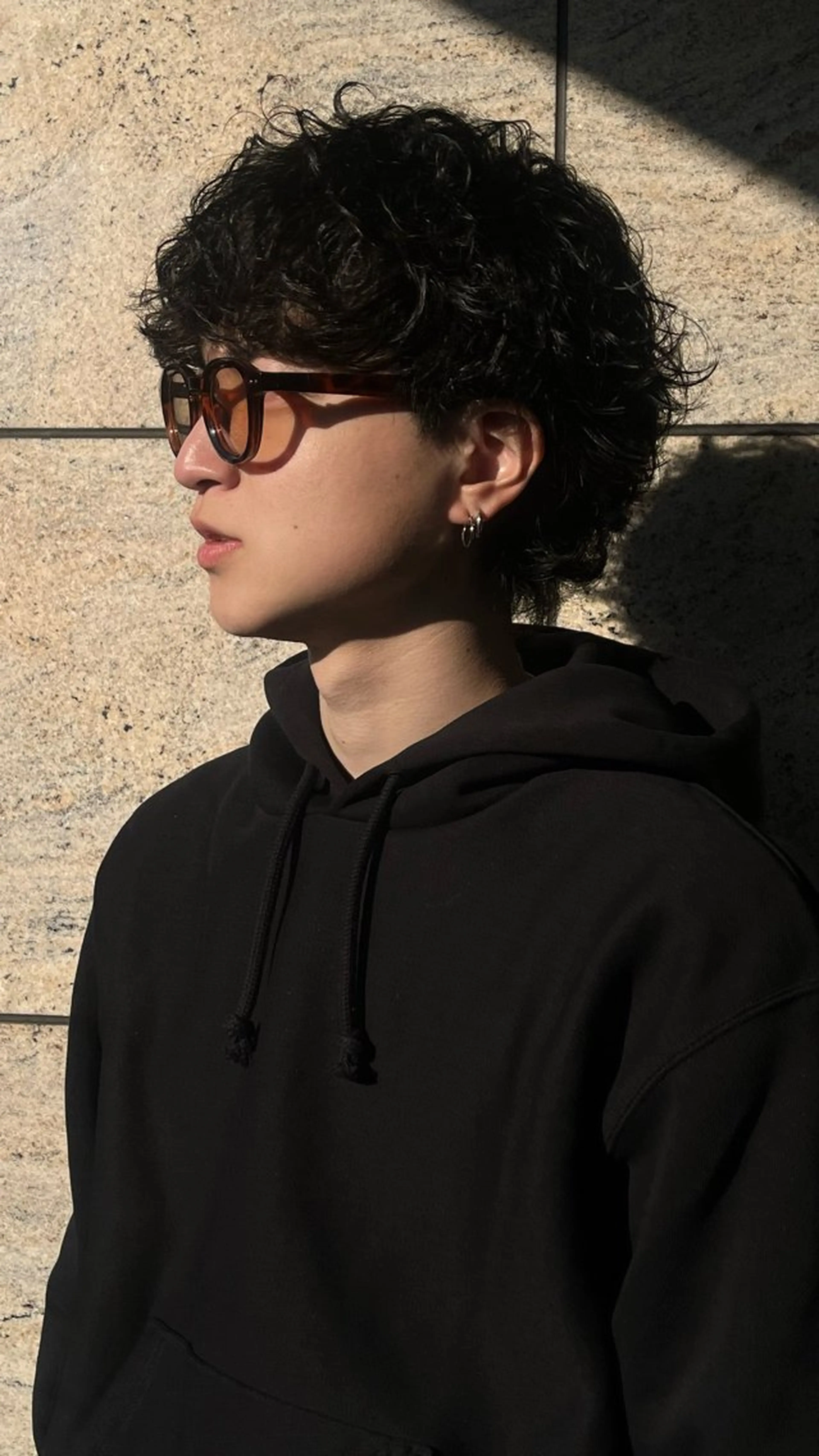 ミディアム パーマ メンズ 切りっぱなしボブ ミディアムパーマ メンズブリーチ センターパート メンズハイライト HARUKI🏔️/ メンズ/透けブラウンのヘアスタイル