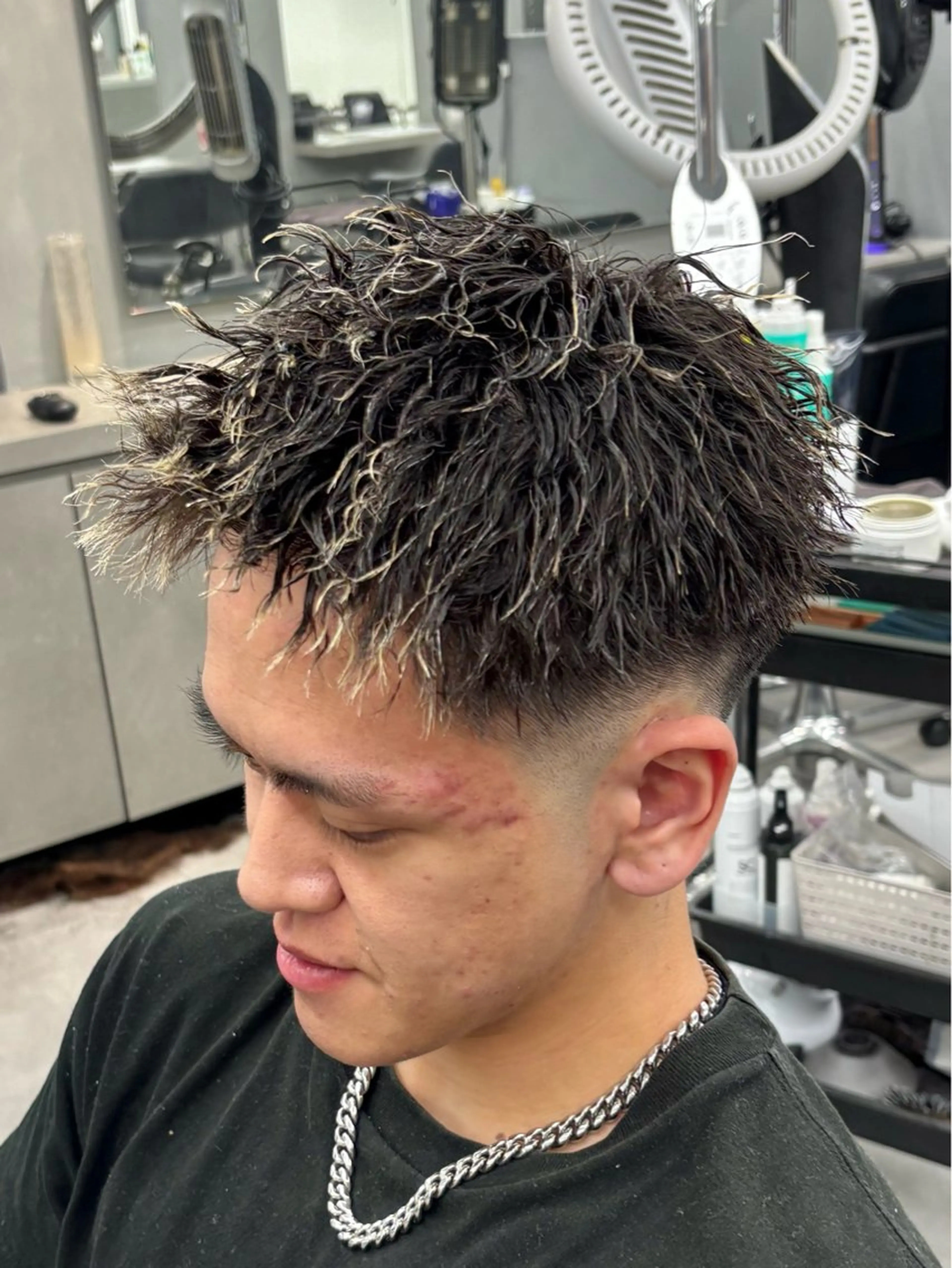 パーマ メンズ フェードカット メンズパーマ メンズツイストパーマ ツイストパーマ カット パーマ 【ØVARL】🦁 メンズパーマ/レオのヘアスタイル